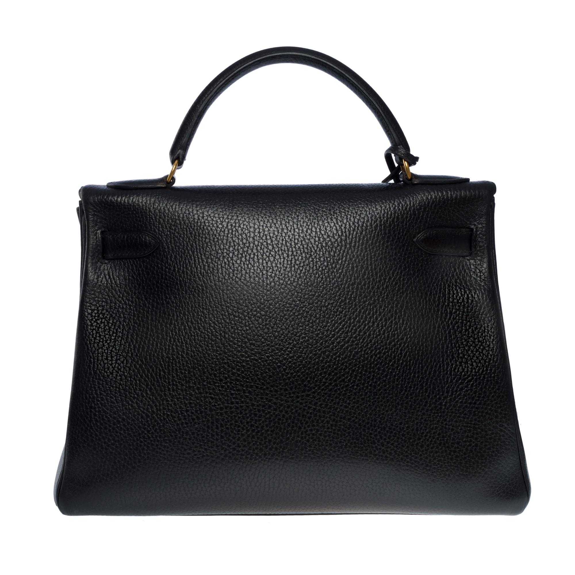 Magnifique sac à main Hermes Kelly 32 retourne en cuir de veau Vache Ardennes noir, accessoires en métal doré, poignée en cuir noir, bandoulière amovible en cuir noir pour un portage à la main ou à l'épaule.

Fermeture à rabat
Doublure en cuir noir,