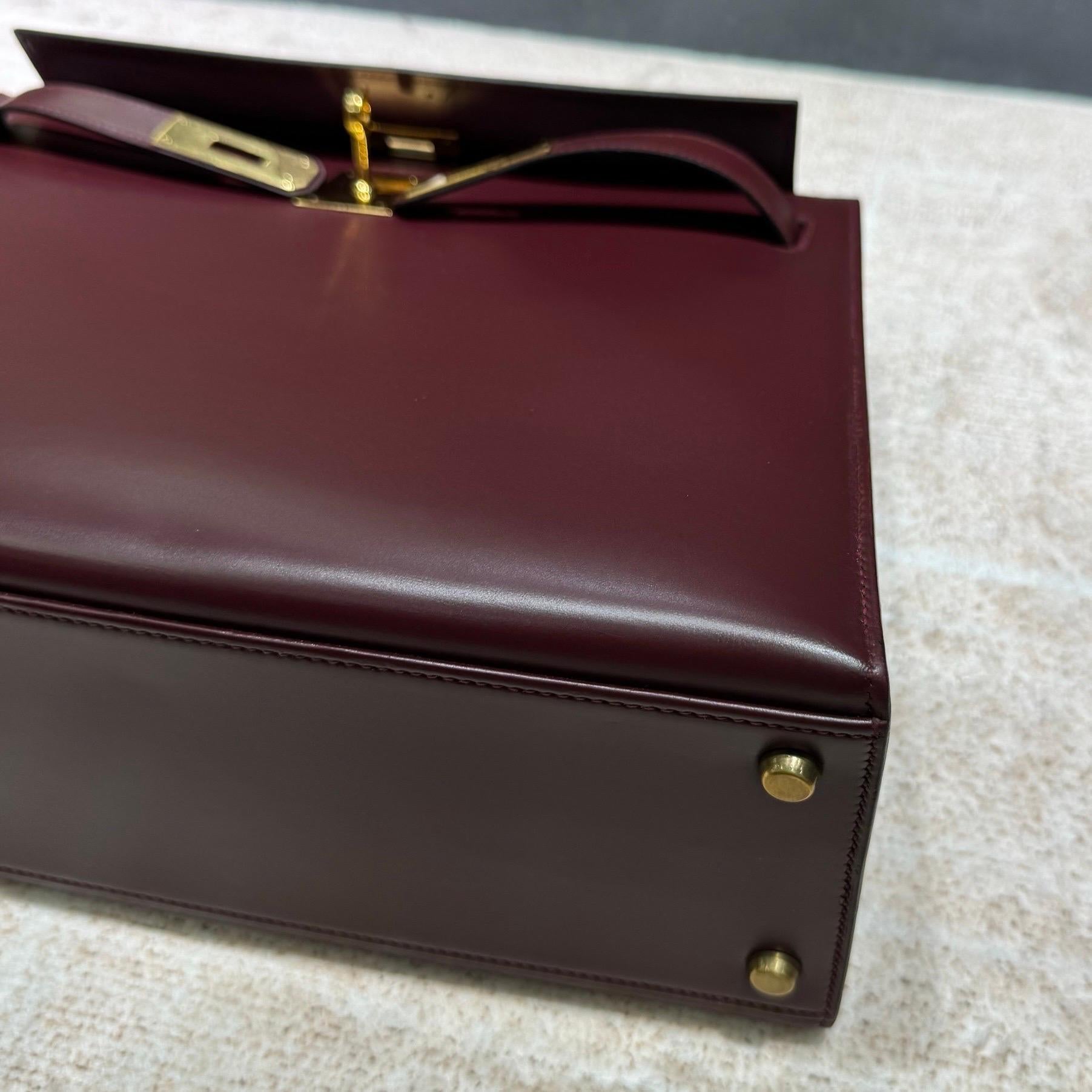 Hermès Kelly 32 Sellier Burgundy Box Leather Gold HW 1978 im Angebot 13