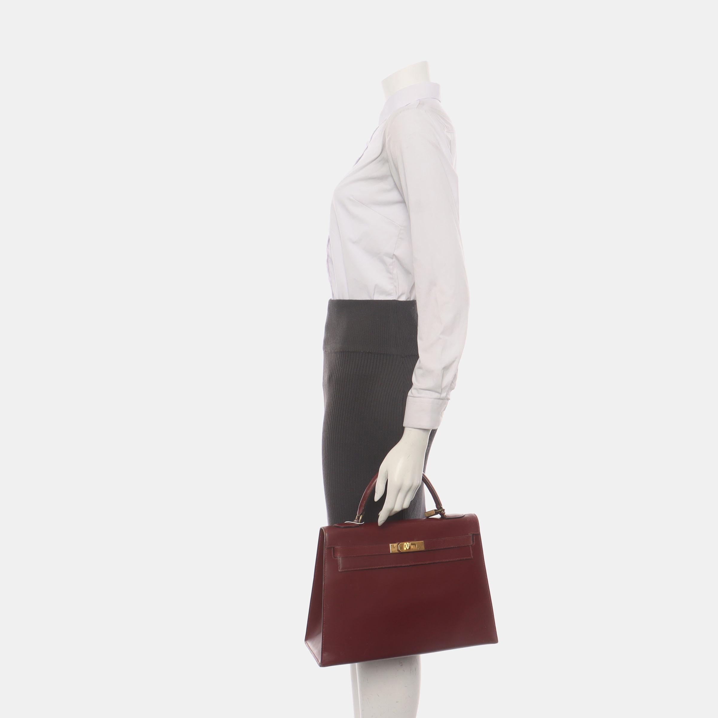 Hermes Kelly 32 Sellier Burgund Box Leder Gold HW 1987
 Dies sind professionelle Fotos der tatsächlichen Tasche.
 Zustand: Guter Zustand.
 Allgemeine Gebrauchsspuren. Kratzer auf Leder und Hardware. Leichte Flecken auf der Innenseite. Risse auf der