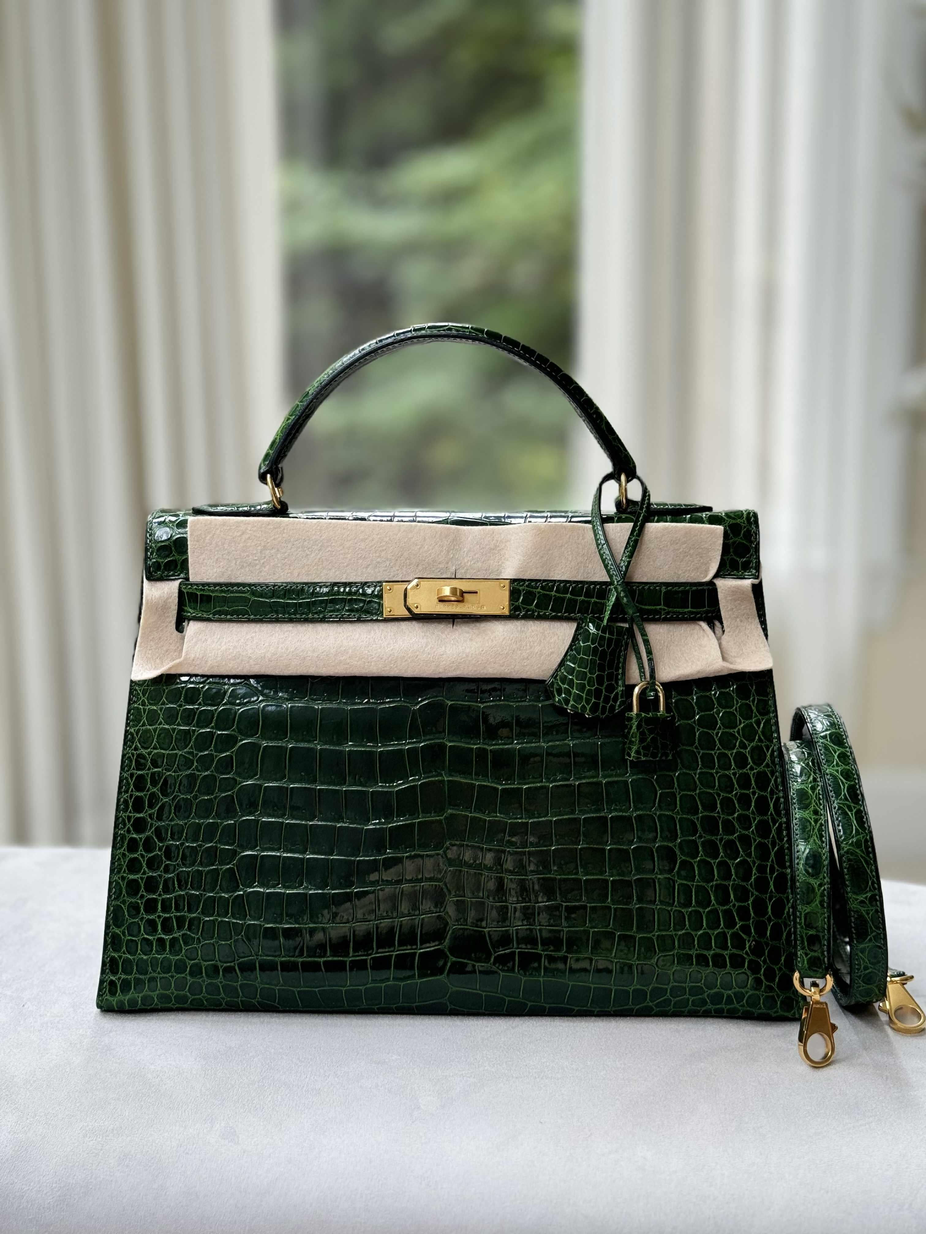 Noir Hermes Kelly 32 Sellier Sac en crocodile porosus émeraude en vente