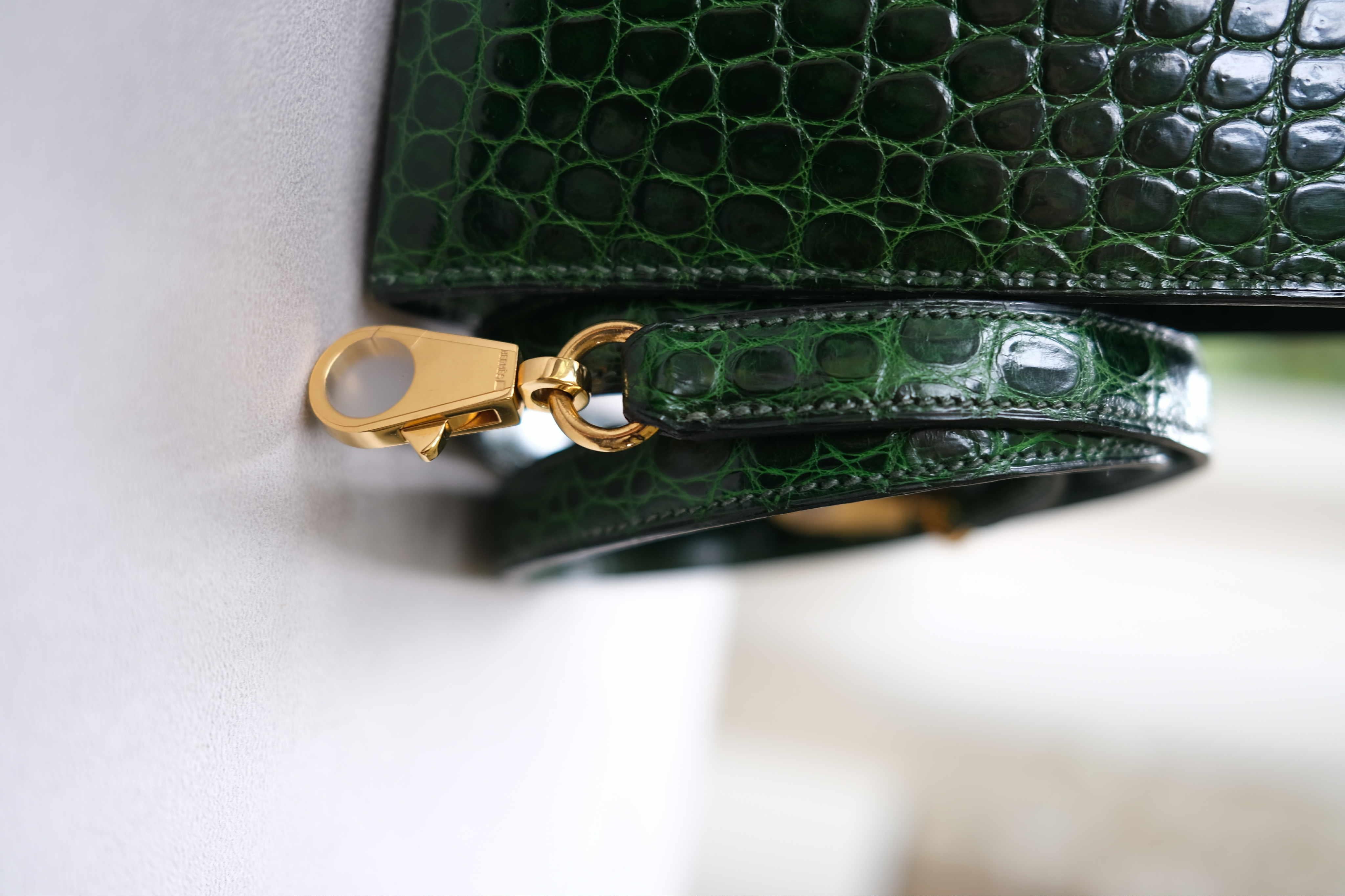 Hermes Kelly 32 Sellier Sac en crocodile porosus émeraude Unisexe en vente