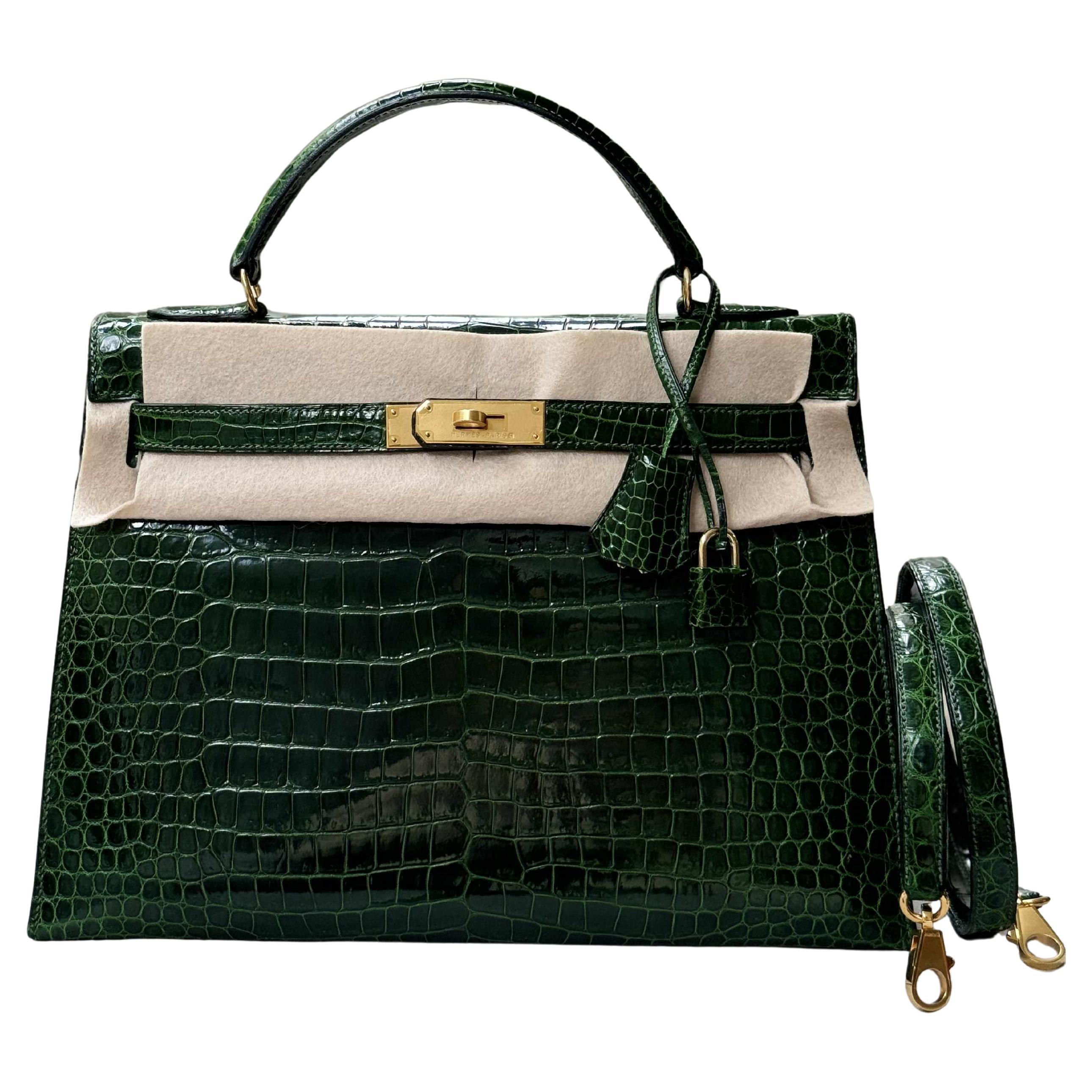 Sac Hermes Kelly 32 Sellier en crocodile porosus brillant émeraude.
V.I.I. - vintage.
Livré avec un sac à poussière, des clés, une sangle, une clochette et un casier.
Pièce rare.