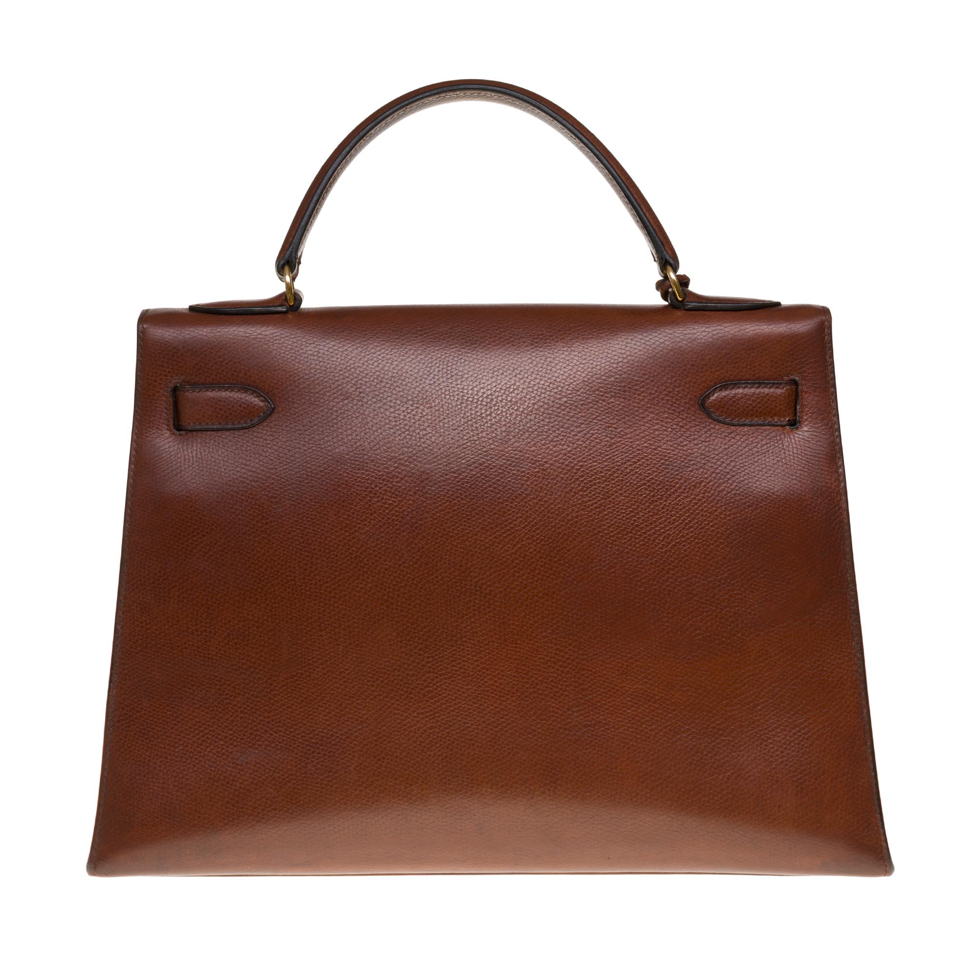 Schöne Hermes Kelly Sellier 32 cm Handtasche in braunem Courchevel Leder:: vergoldete Metallbeschläge:: einfache braune Courchevel Ledergriff ermöglicht eine Handheld. 
Verschluss durch Klappe. 
Innenfutter aus braunem Leder:: eine