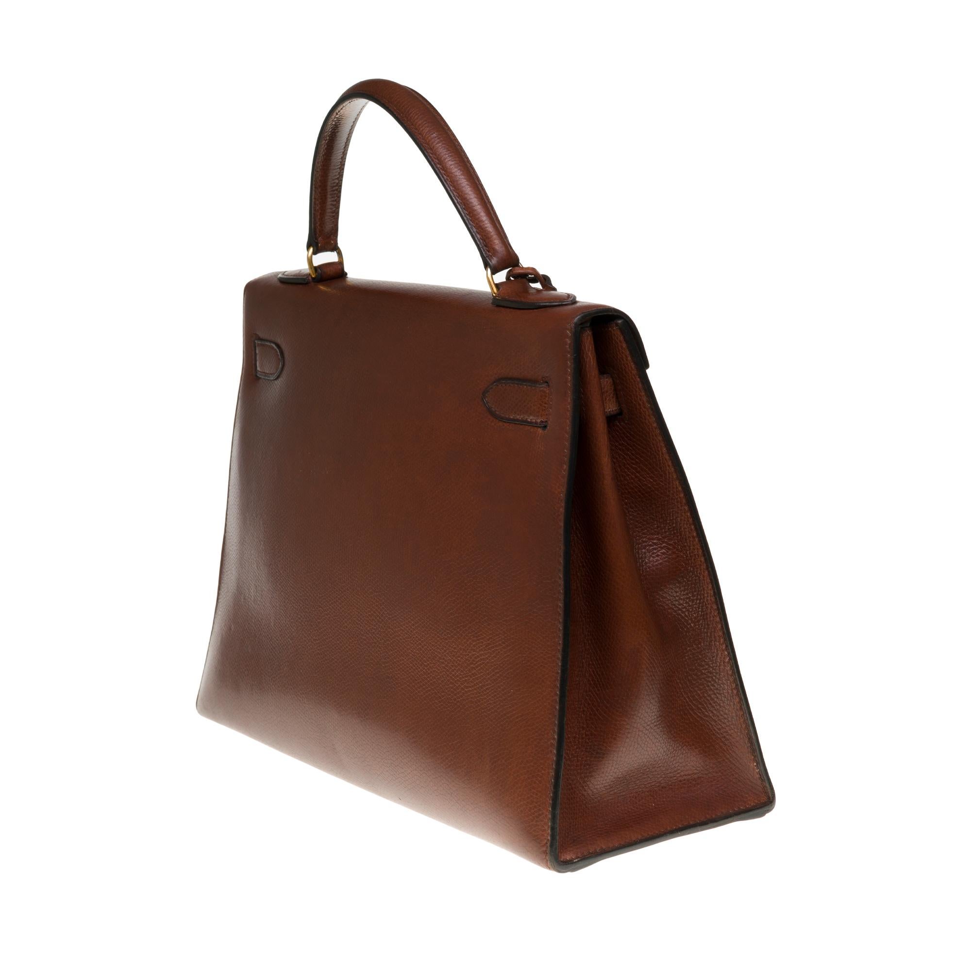 Hermès Kelly 32 sellier Handtasche aus braunem Courchevel Leder und goldenen Beschlägen im Zustand „Gut“ in Paris, IDF