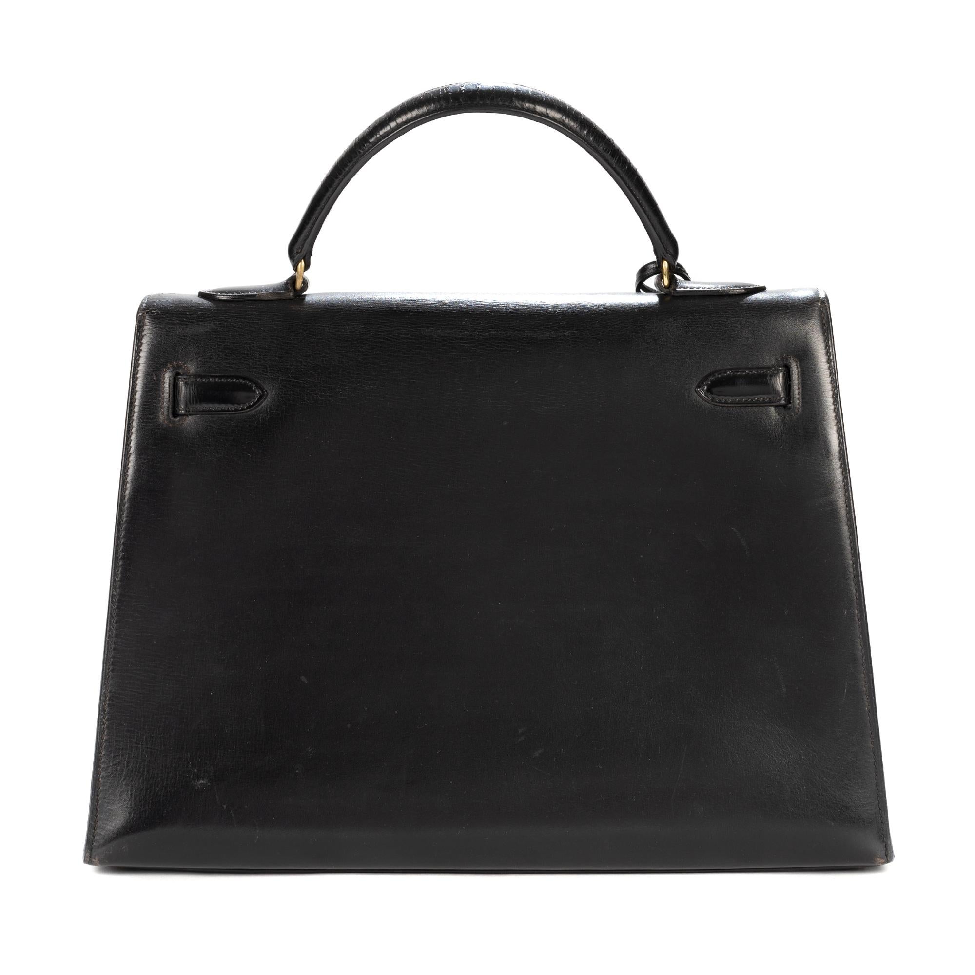 Beautiful Hermes Kelly 32 cm sellier in black box calfskin, gold hardware, simple handle in black leather, allowing for a hand support. 
Closure by flap.
Inside lining in black leather, a zipped pocket, a double clad pocket. 
Comes with Tirette,