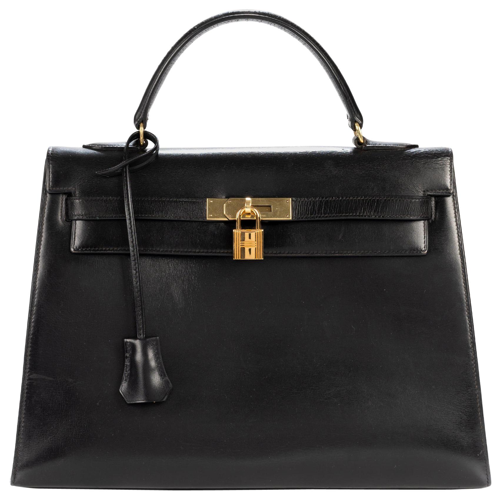 Hermès Kelly 32 sellier in black calfskin with gold hardware!
