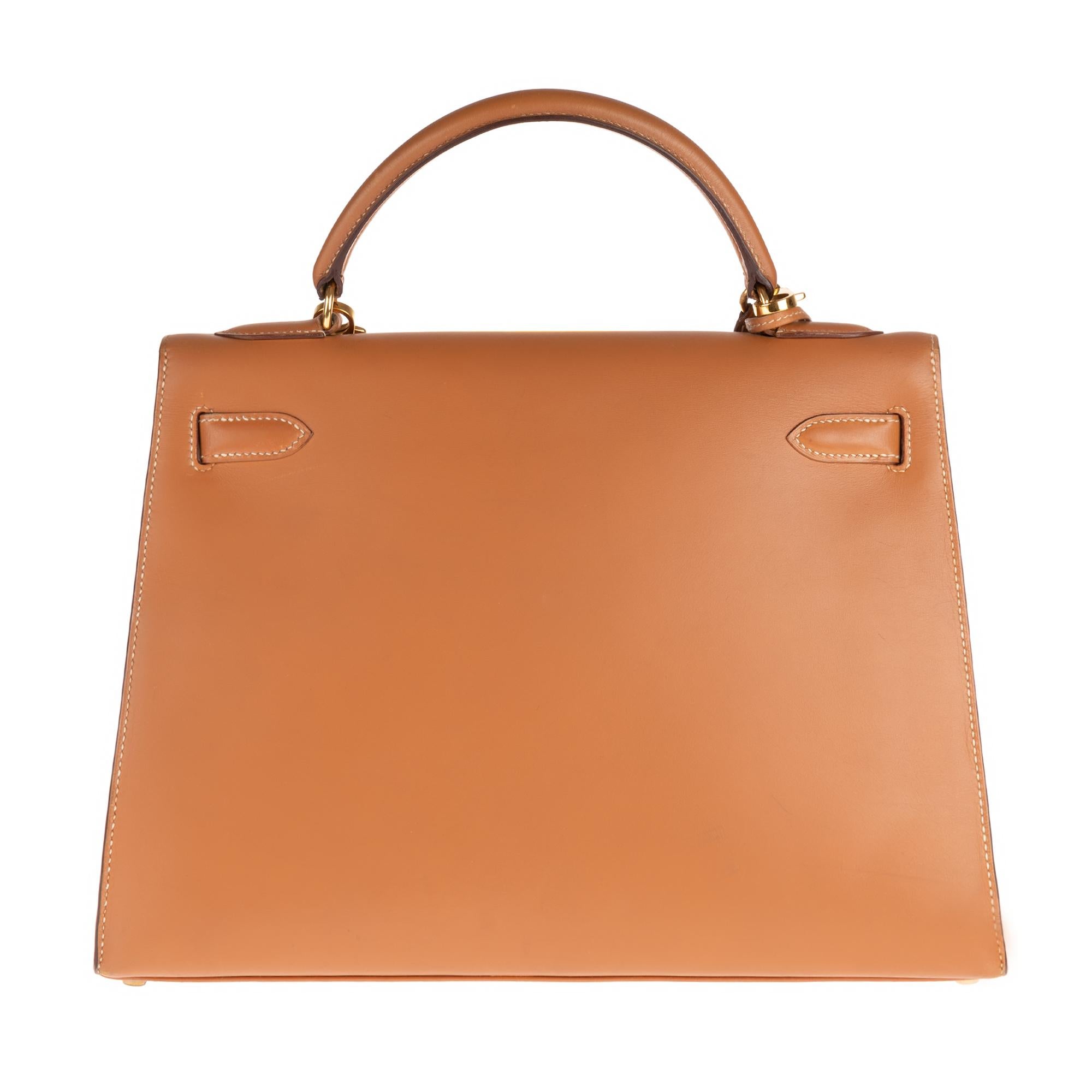 Amazing handbag Hermès Kelly 32 saddler saddler in Chamonix Gold calfskin leather with white stitching, gold plated metal hardware, simple handle in gold leather, strap in gold leather for carrying hand or shoulder.
Closure by flap.
Interior lining