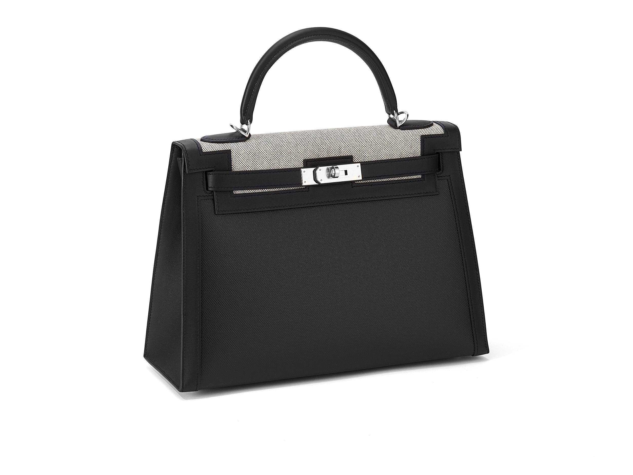 Hermès Kelly Sellier Berline 32 en noir y toile con herrajes paladio. La bolsa no está usada, pero tiene una huella en la parte delantera por haberla guardado, como puedes ver en las últimas fotos. Viene como juego completo, incluido el recibo