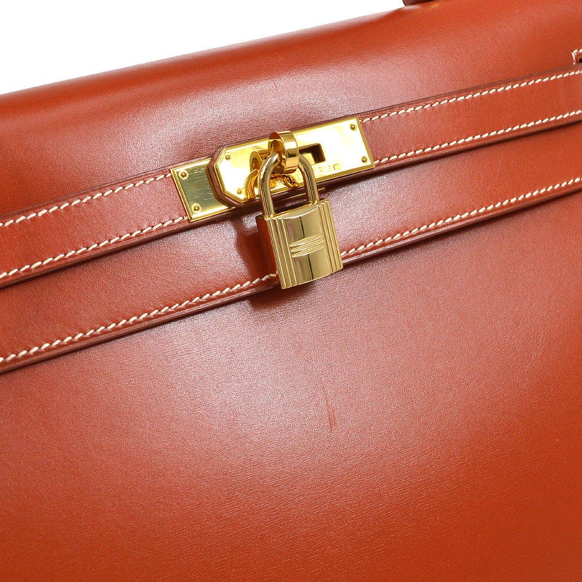 Pre-Owned Vintage Condition
From 2002 Collection
Box Calfskin Leather
Gold Tone Hardware
Measures 13