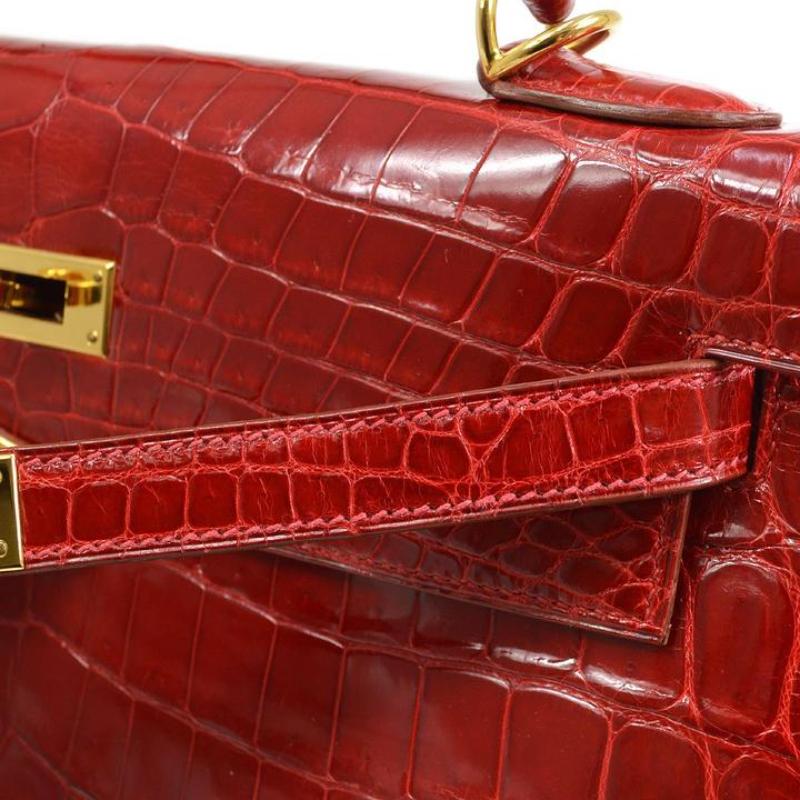 HERMES Kelly 32 Sellier Red Crocodile Exotic Leather Top Handle Shoulder Bag In Good Condition In Chicago, IL