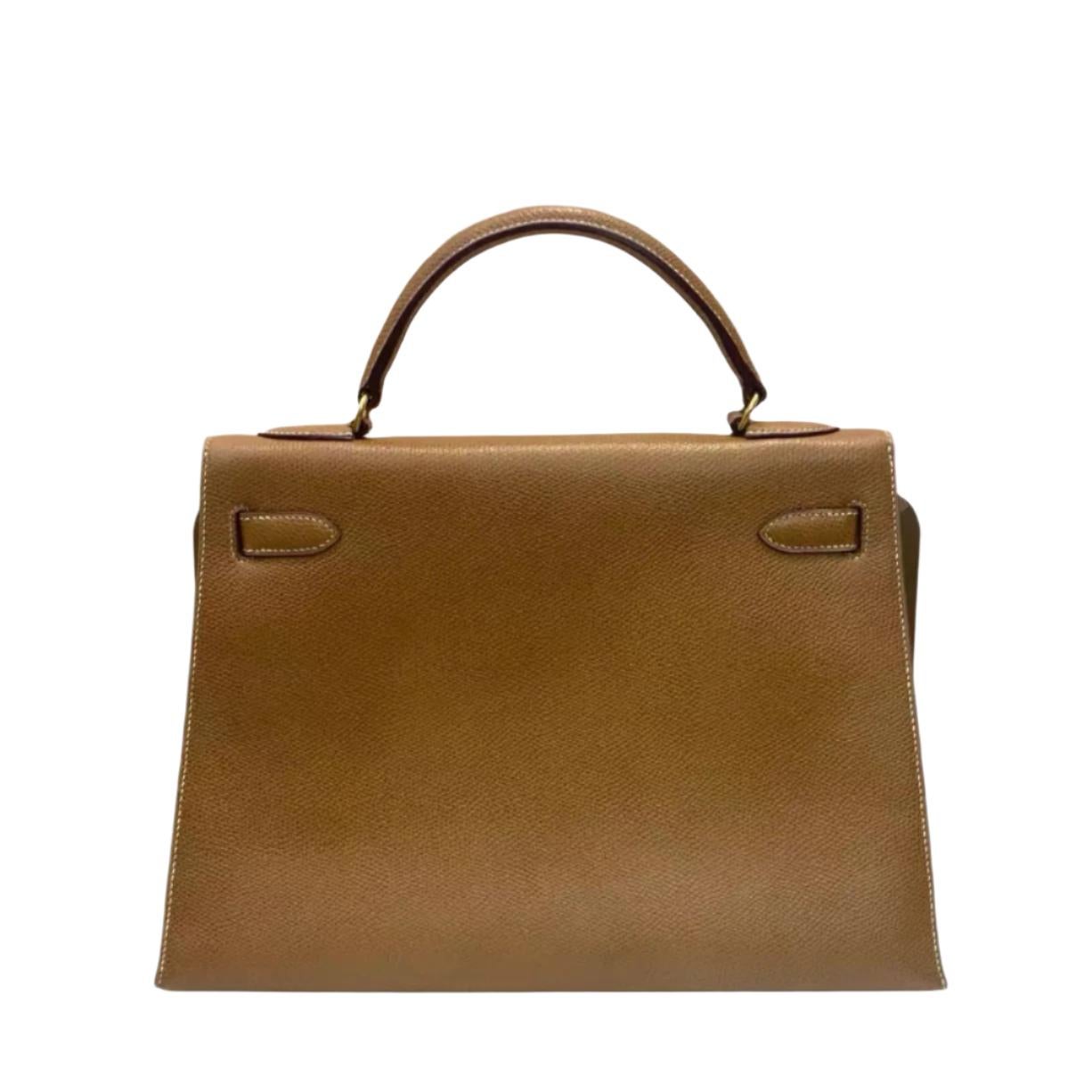 Condition: VERY GOOD ORIGINAL CONDITION

Overall light signs of use. Scratches on leather and hardware. Light stains on the inside. One tiny tear near the bottom of the handle. 

DETAILS

Brand: Hermes

Kelly
Stamp: Circle T
Year of manufacture: