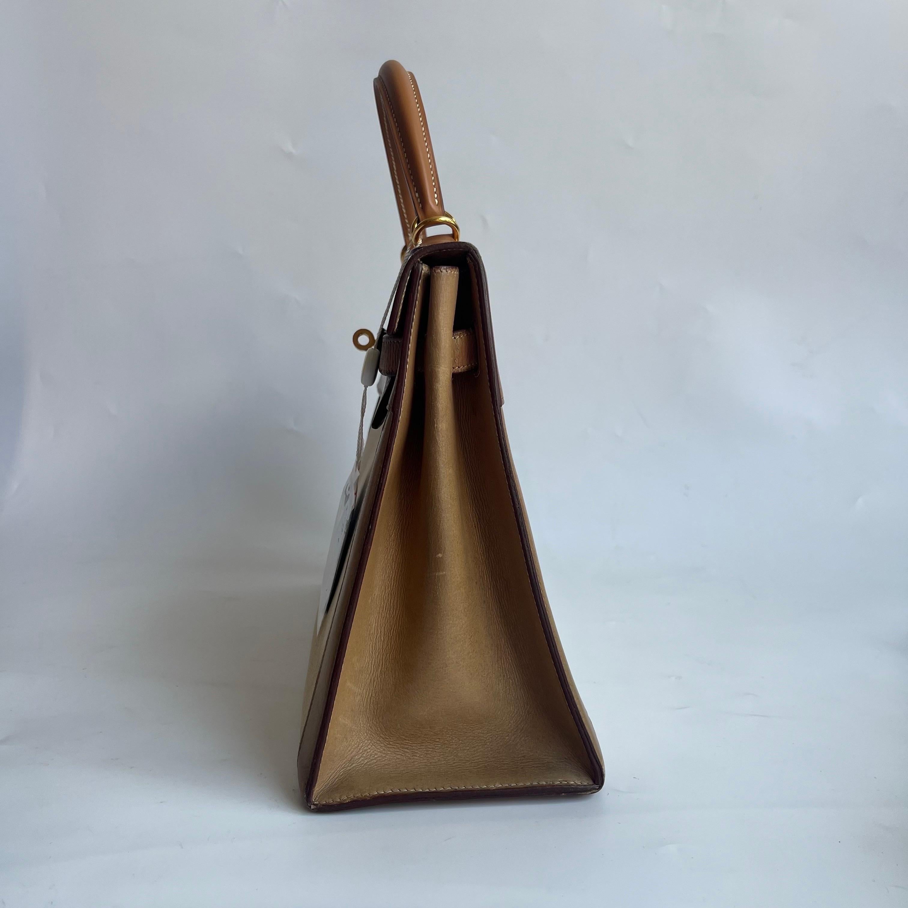 Hermes Kelly 32 Sellier Vintage Naturleder und Canvas Gold Hardware im Zustand „Relativ gut“ im Angebot in AUBERVILLIERS, FR