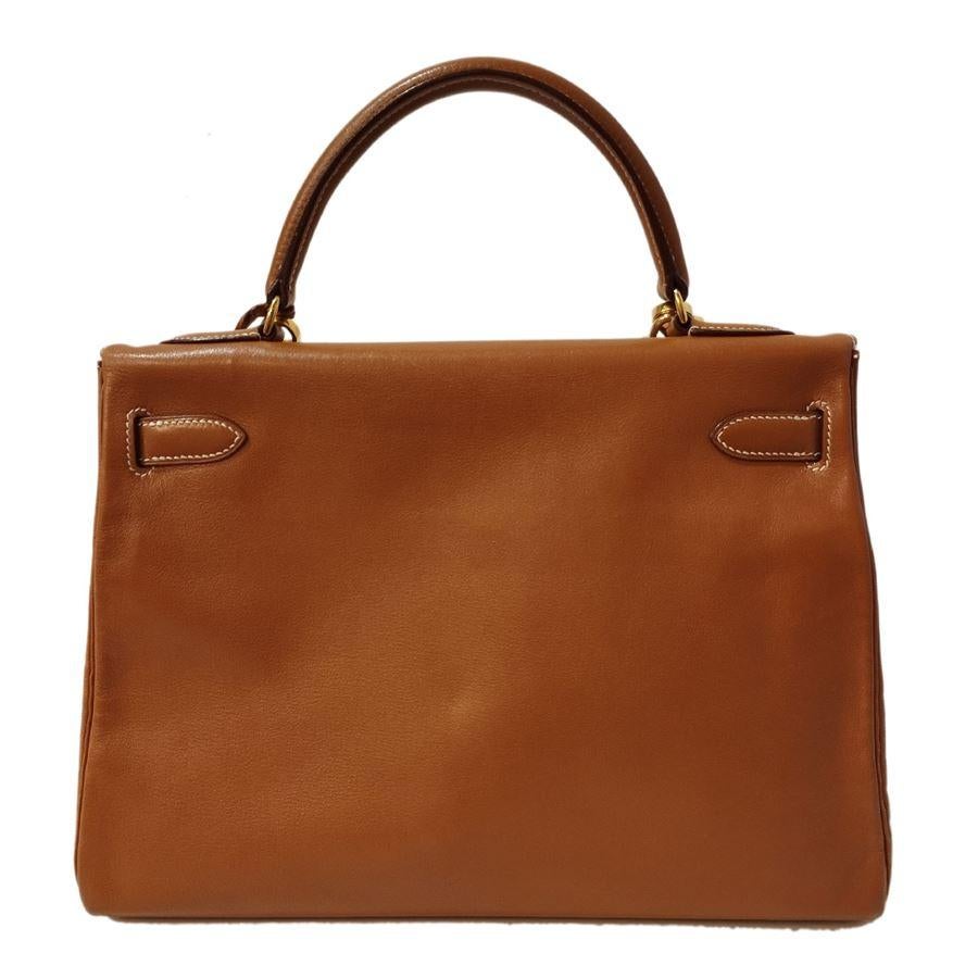 Super iconic and beautiful Herm&egraves bag Kelly 32 Vintage, year 1995 Leather Cognac color Single handle Golden hardware Comes with original locker and keys Fair conditions, usage on angles and signs on leather (see pictures) Excellent internal
