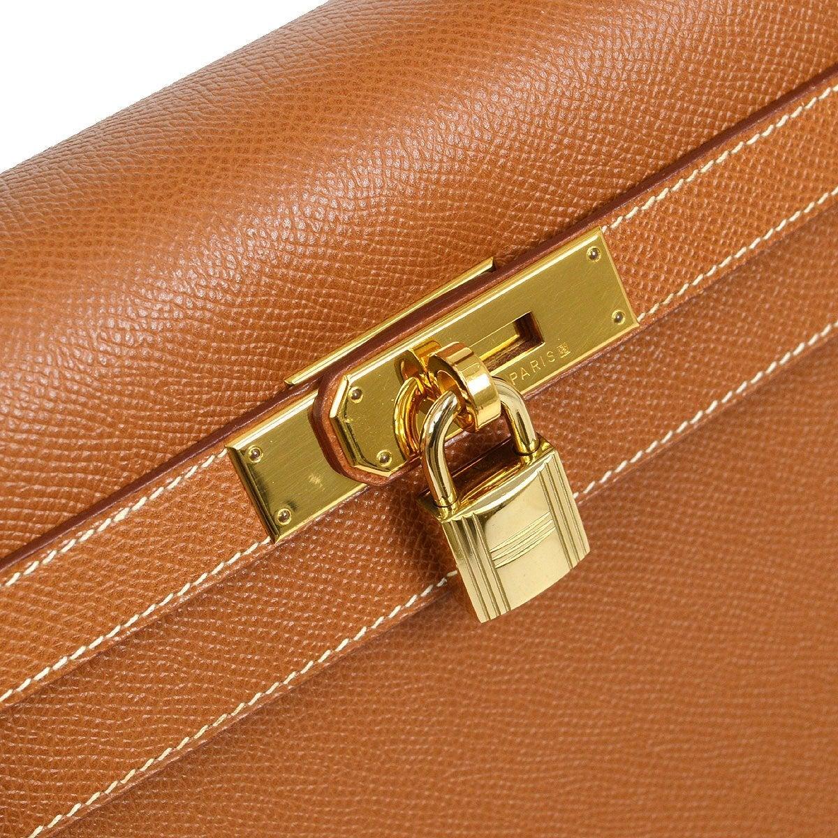 Pre-Owned Vintage Condition
From 1996 Collection
Veau Greine Courchevel Leather
Gold Tone Hardware
Leather Lining
Measures 13