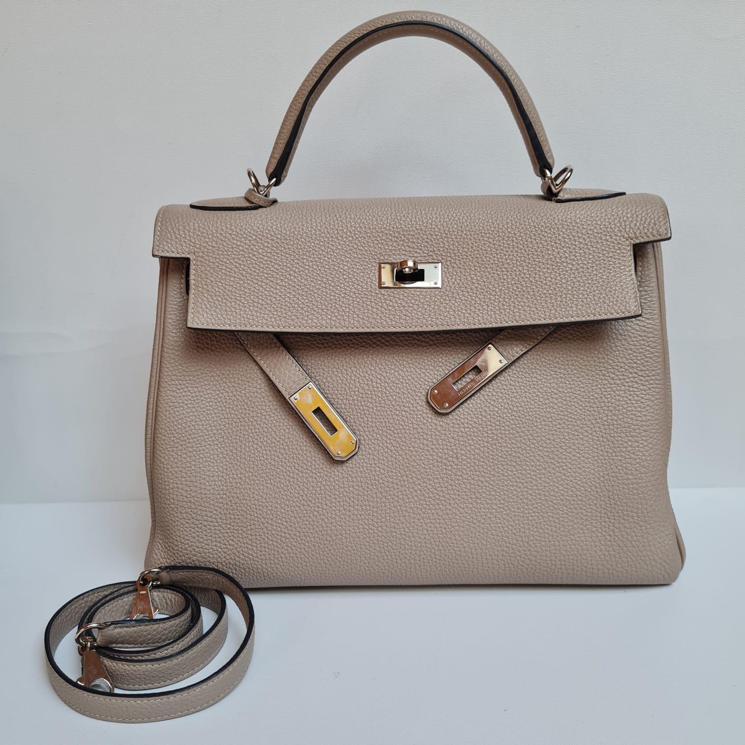 A classic kelly 32 bag in gris tourtelle togo leather. Overall still in great condition, with minor rubbing on the corners. Slight oxidation and tarnishing on the hardware turn lock but not too major. Stamp Square M (2009). Comes with its clochette,