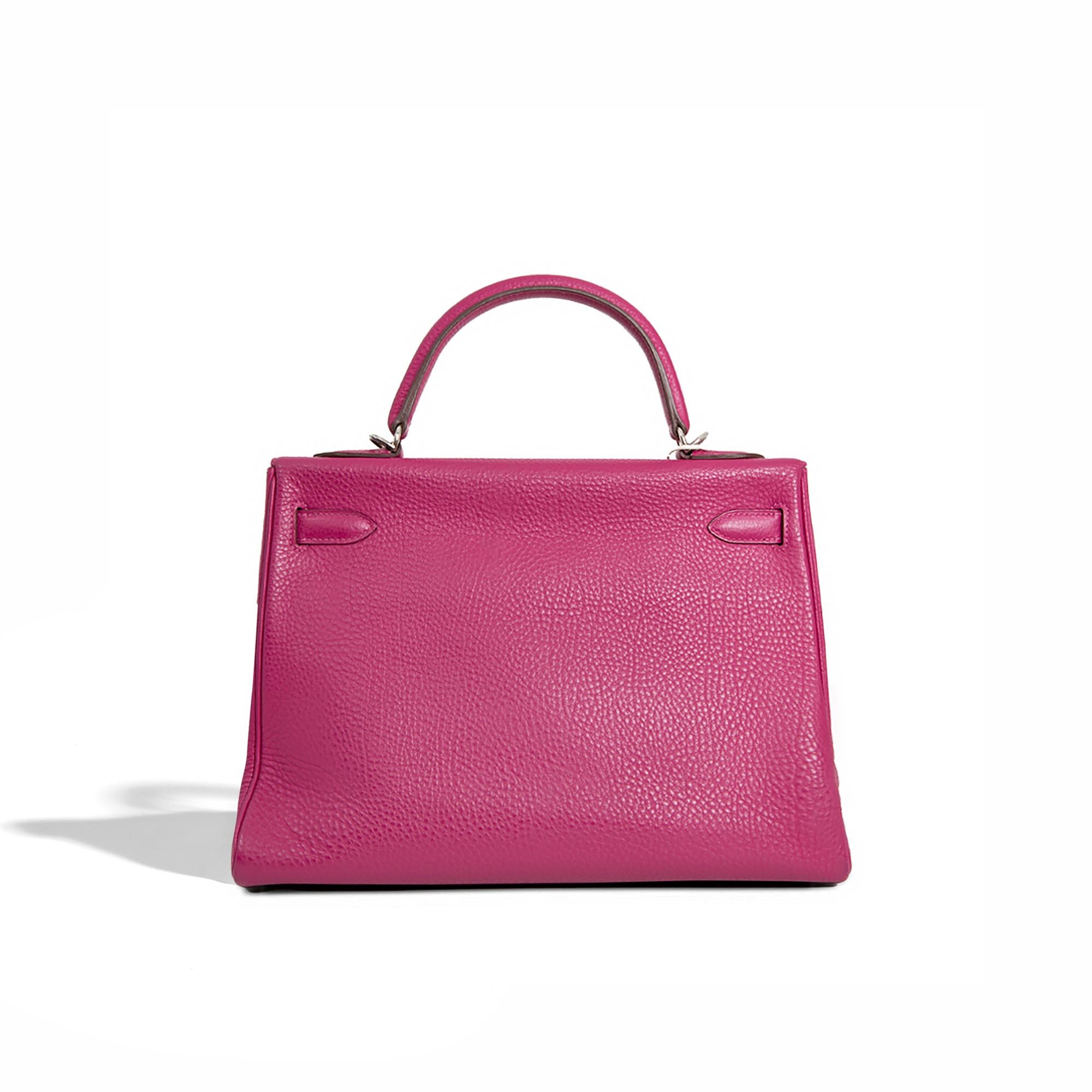 Elevate your wardrobe with this classic Togo PHW Kelly bag by Hermès. Crafted with tosca coloured togo leather, this exquisite piece features palladium hardware and was crafted in 2011 and has been kept in excellent condition. Enhance your style