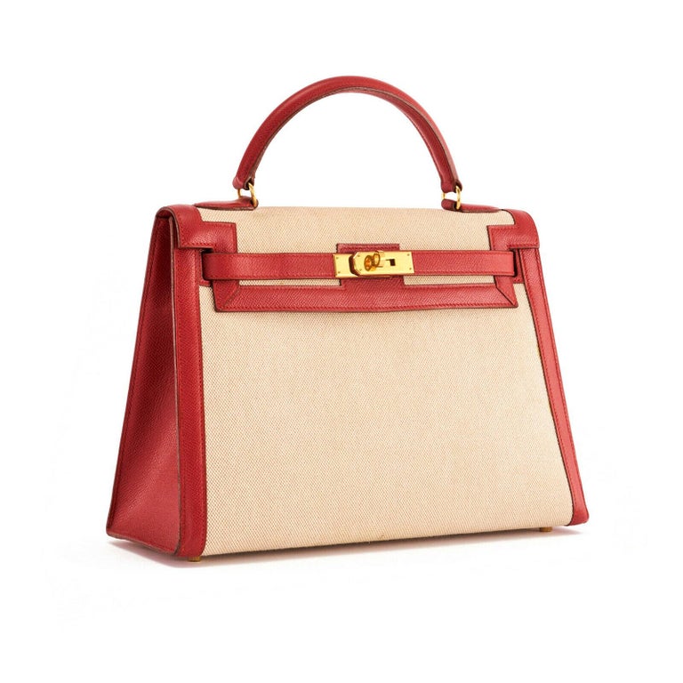 This Hermès Kelly 32 Sellier is an old time favourite. Meticulously made entirely by hand from natural Toile it is lined with evenly-grained Courchevel leather. The piece opens to reveal a spacious goatskin lined interior with a large internal zip