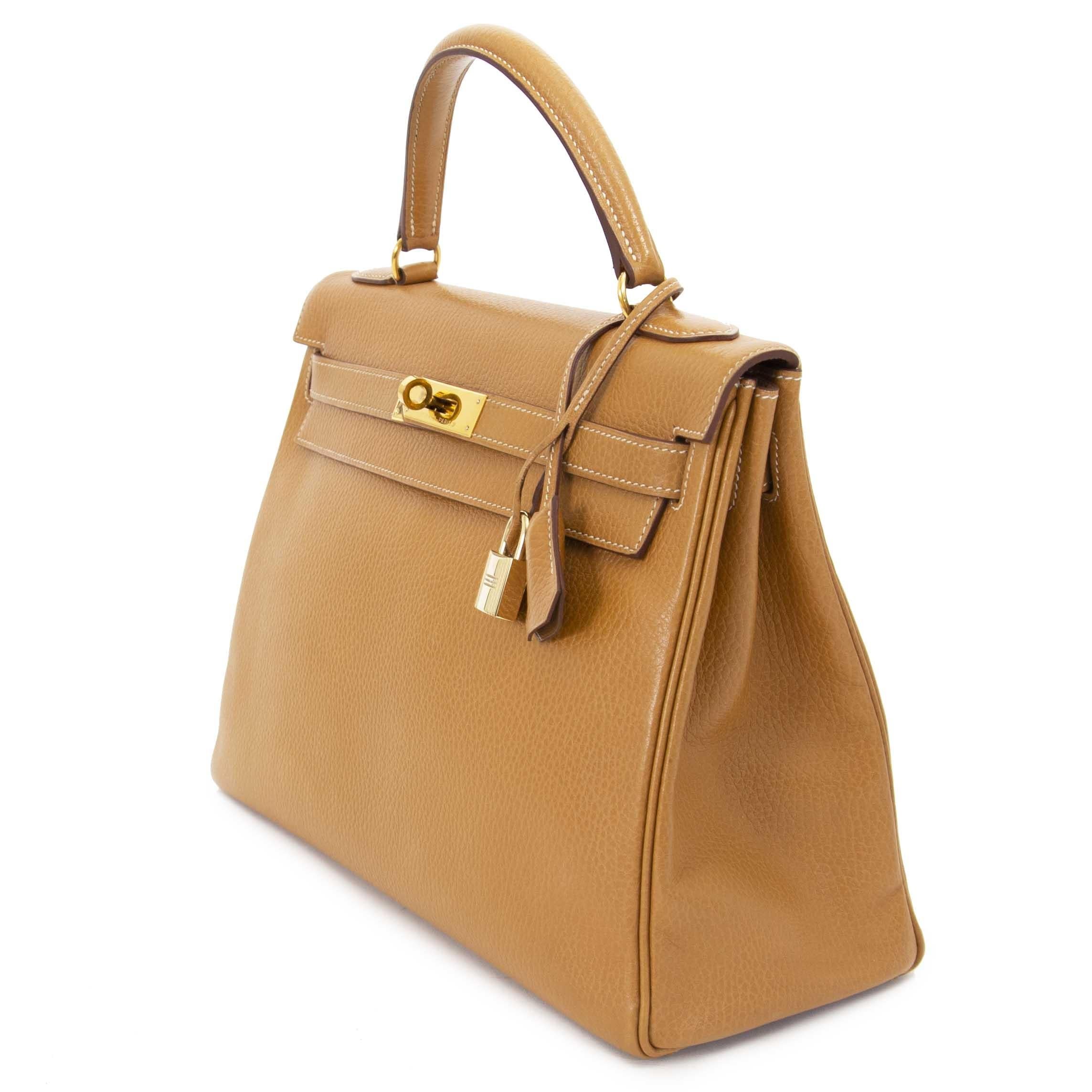 Hermès Kelly 32 Veau Ardennes Natural Color

Une autre pièce de collection classique d'Hermès. 

Ce Hermès Kelly est disponible dans la taille et la couleur les plus populaires ! Une belle combinaison avec le matériel de couleur or. 

Le cuir des