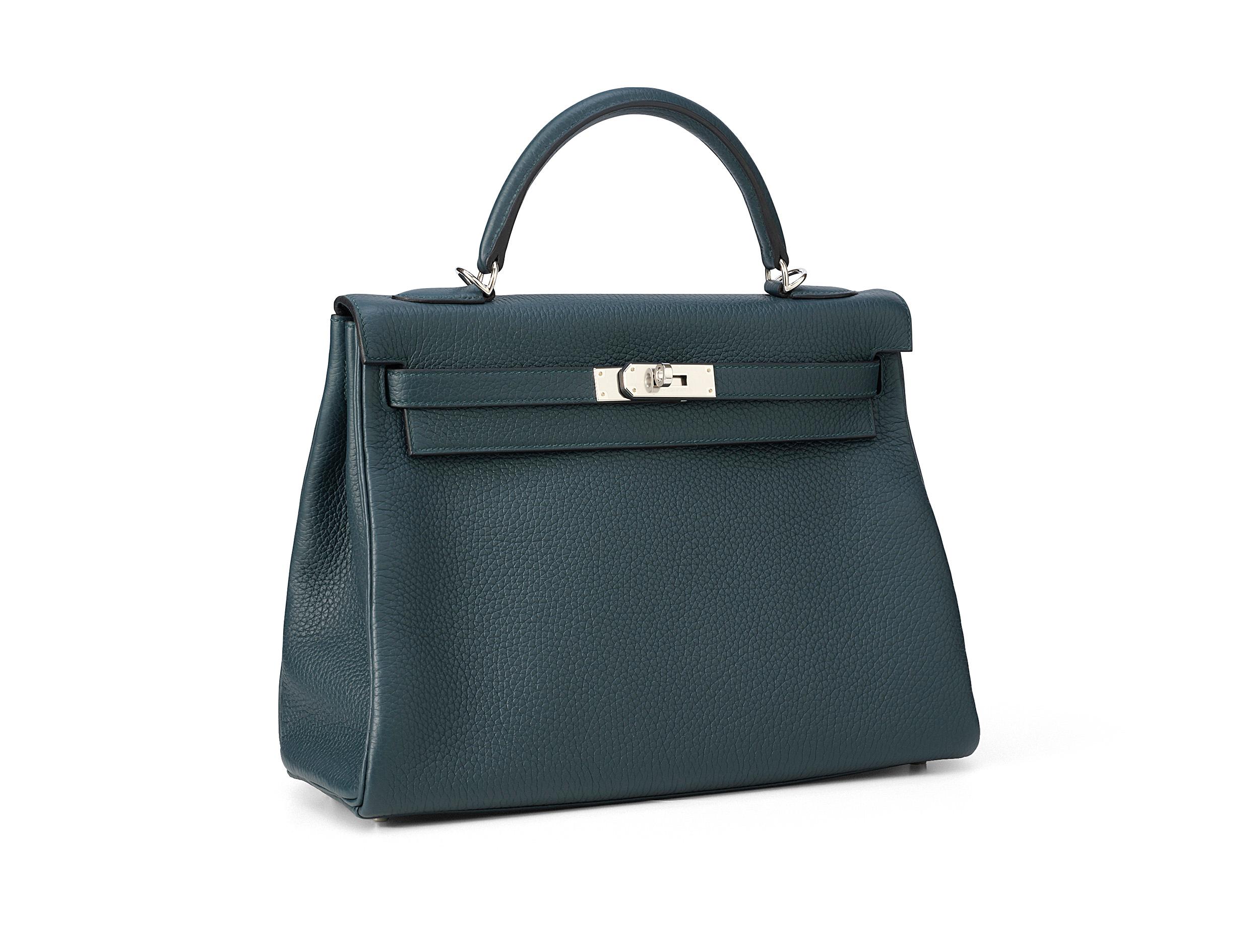 Hermès Kelly 32 in vert cypres und taurillon clemence Leder mit Palladiumbeschlägen. Die Tasche ist ungetragen und kommt als komplettes Set inklusive der Originalquittung.
Stempel U (2022) 

