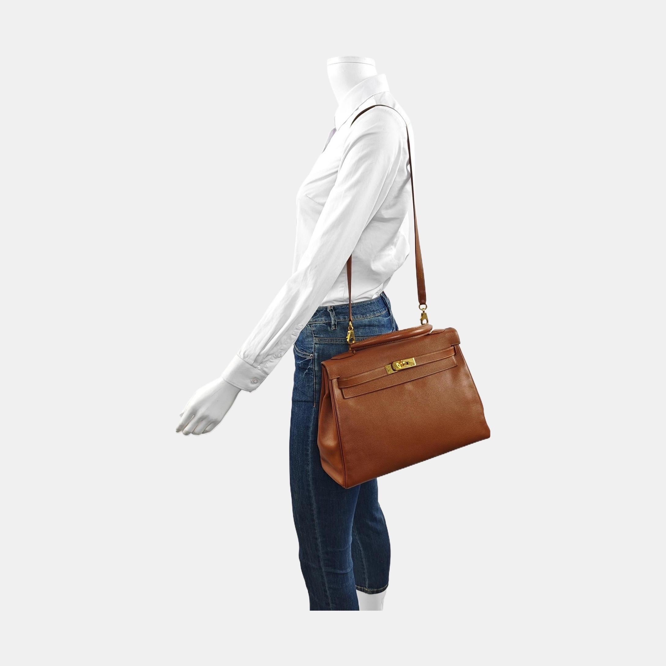 Condition:VERY Good condition.

Overall signs of use. Scratches on leather and hardware. Light stains on the inside. Color was professionally touched up around the corners, handles, strap. 

DETAILS

Brand: Hermes
Kelly
Stamp: Circlw W
Year of