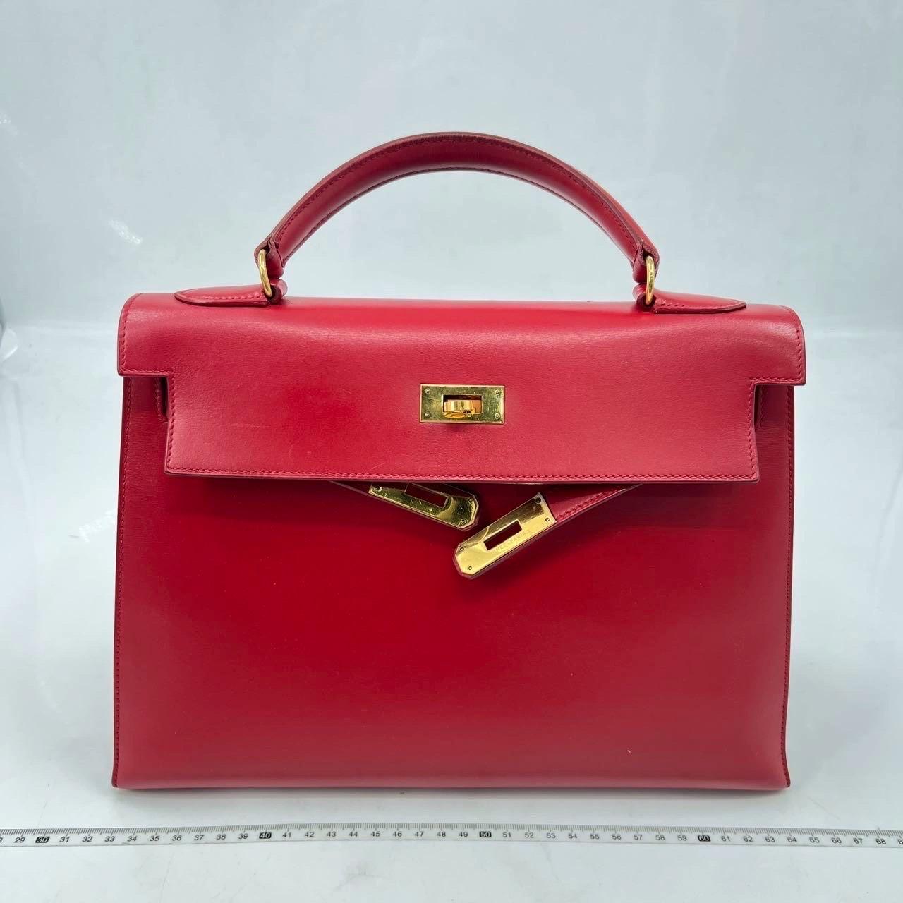 Hermes Kelly 32 Vintage Sellier Rouge Vif Red Box Calf Leather Gold HW 1988 Circ In Good Condition For Sale In AUBERVILLIERS, FR