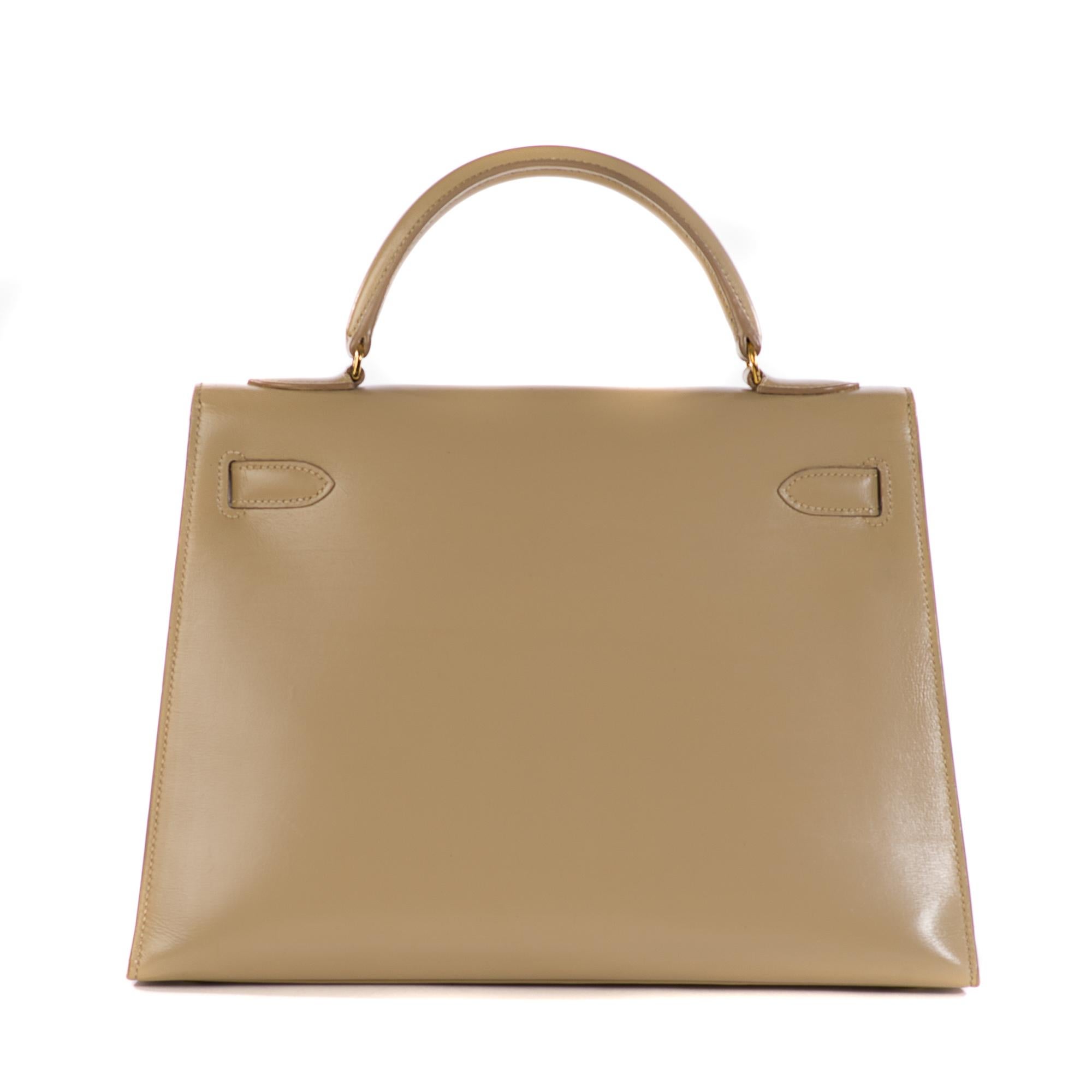 Beautiful & Rare Hermes Kelly Sellier 32cm in beige box leather with gold hardware. 
Hermès Paris « Made in France