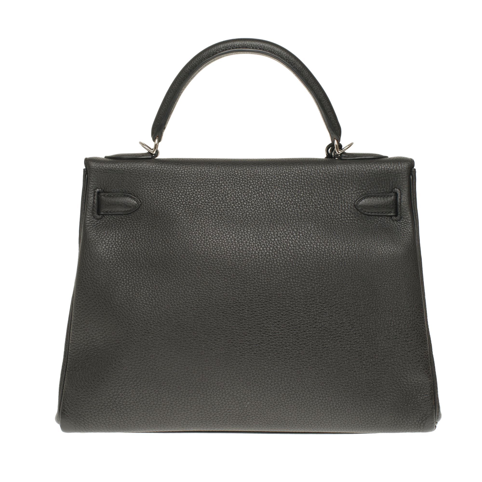 
Splendid 32 cm Hermes Kelly handbag in black Togo, palladium metal trim, black leather handle, removable shoulder strap in black togo leather allowing a hand or shoulder support.

Closure by flap.
Lining in black leather, one zipped pocket, two