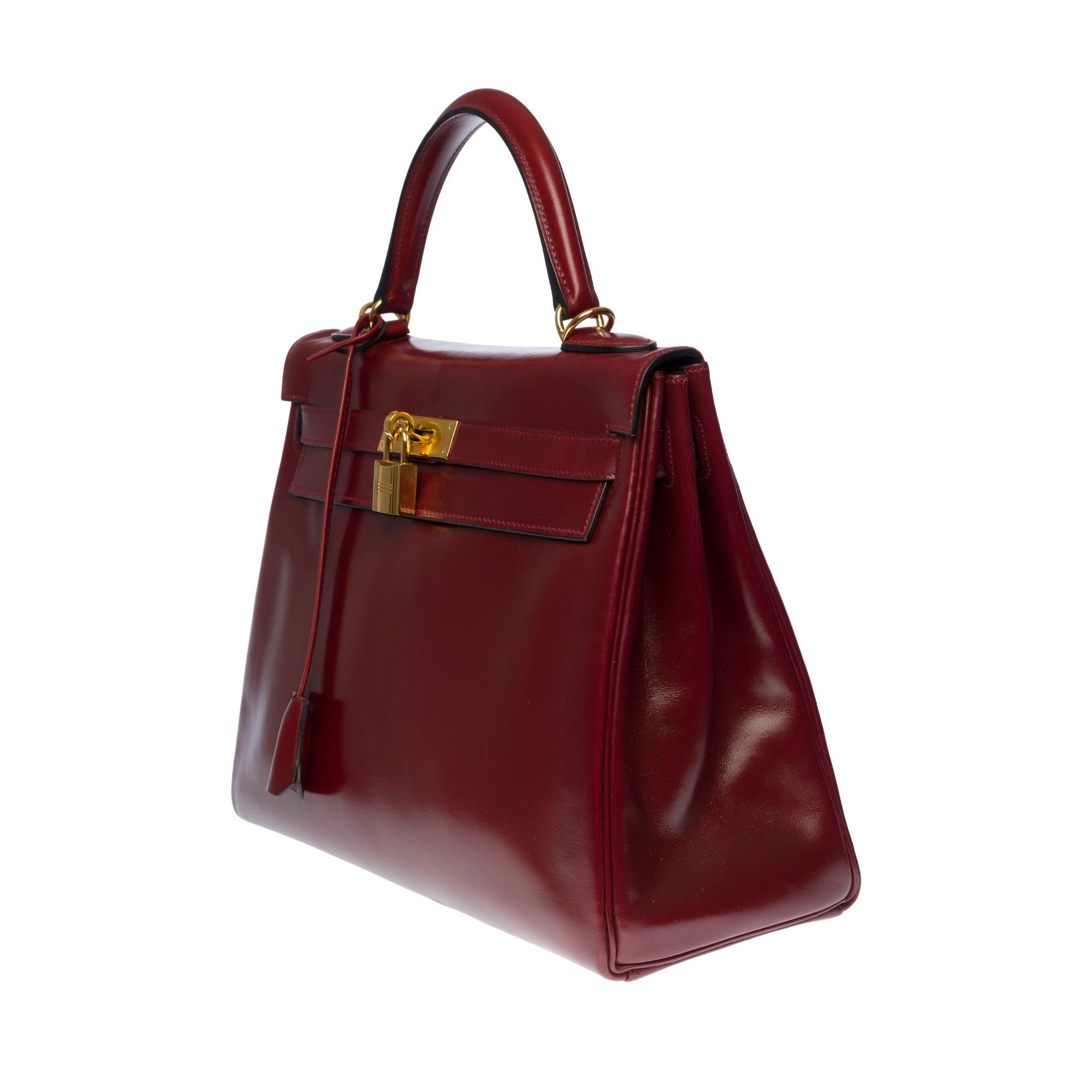 Hermès Kelly 32cm Handtasche mit Riemen aus burgunderfarbenem Kalbsleder und GHW (Braun)