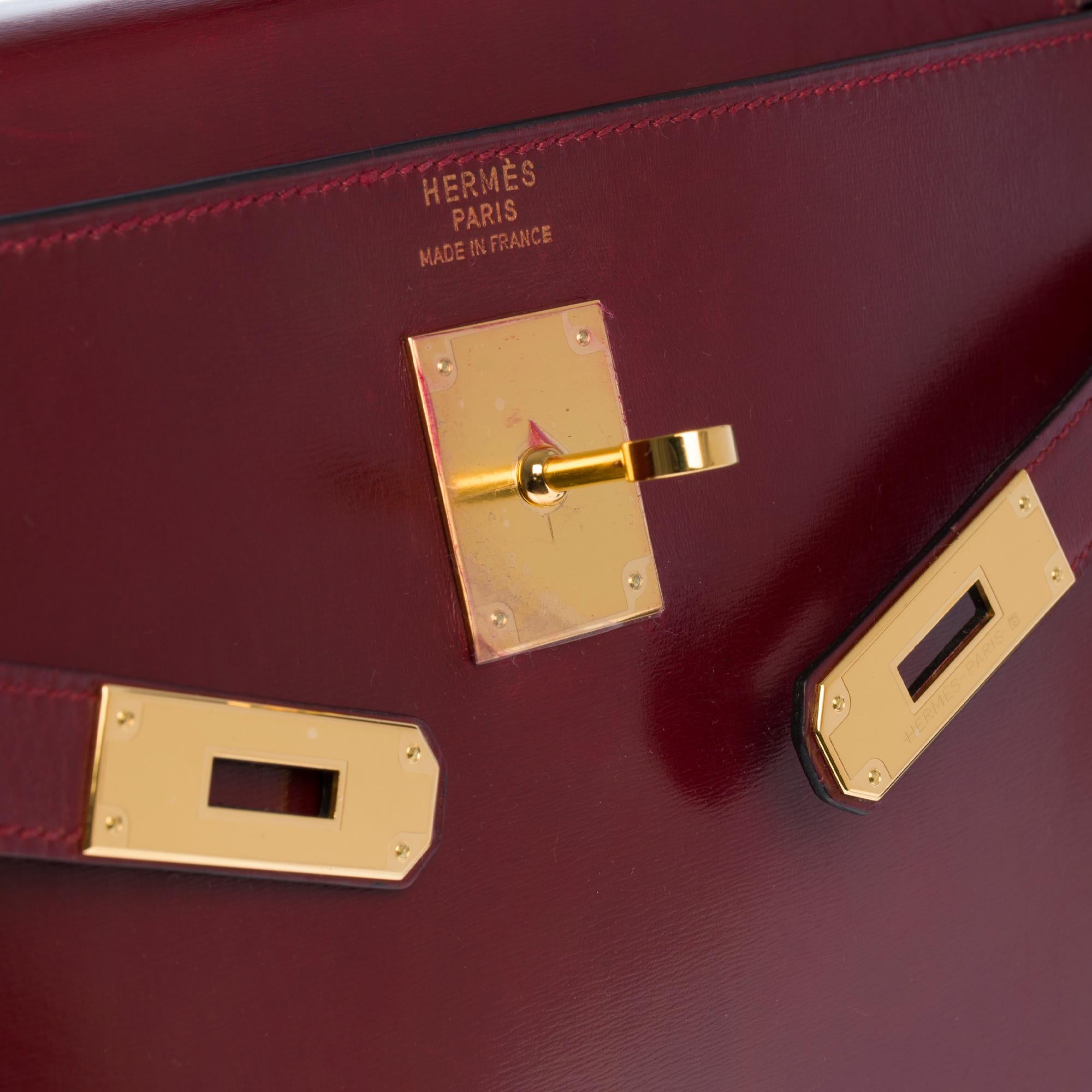 Hermès Kelly 32cm Handtasche mit Riemen aus burgunderfarbenem Kalbsleder und GHW Damen