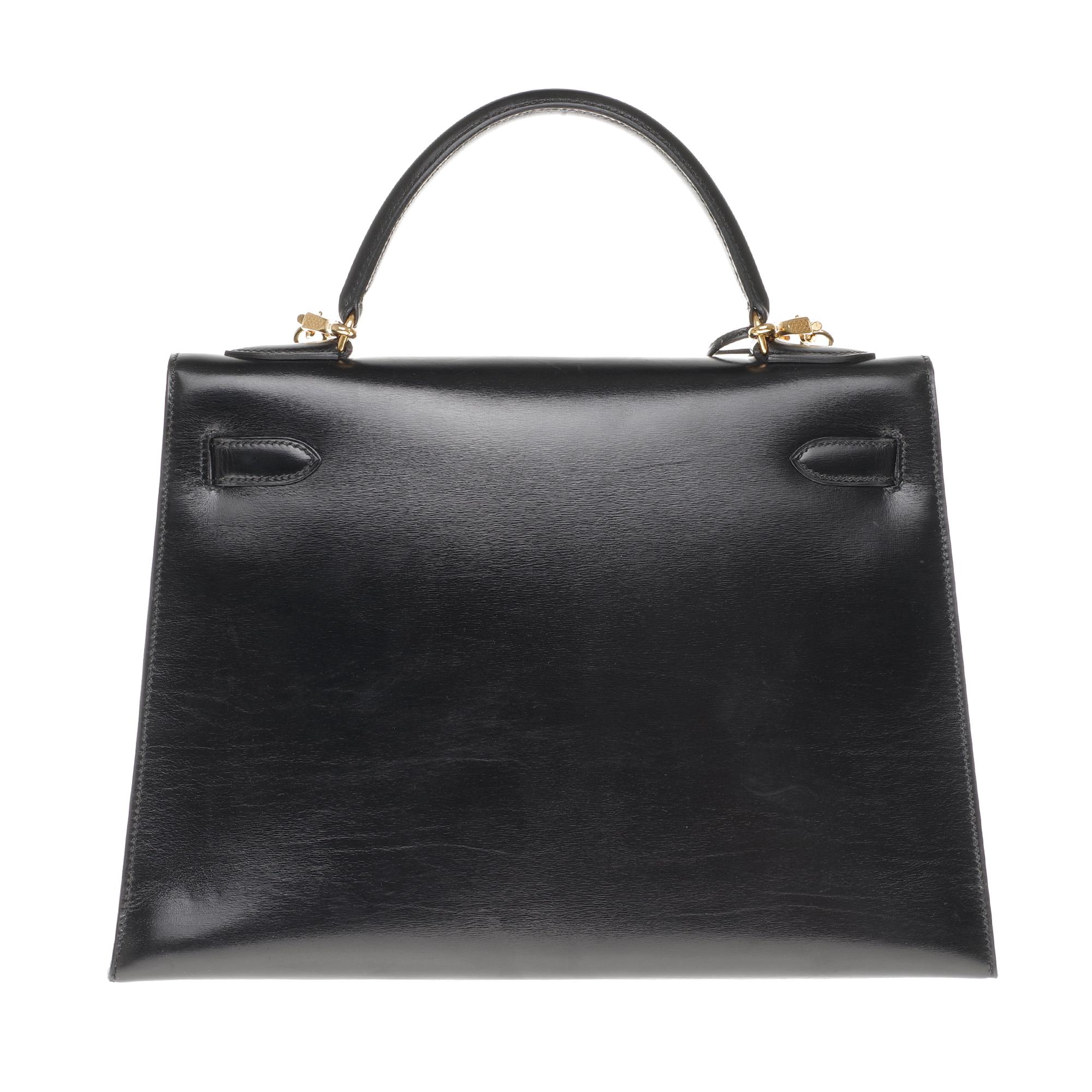 Amazing Hermes Kelly 32 cm with saddle stitching in black calfskin box leather , removable shoulder strap in leather box (unsigned), gold plated metal hardware, single handle in black leather box allowing a hand carry or shoulder strap .
Closure by