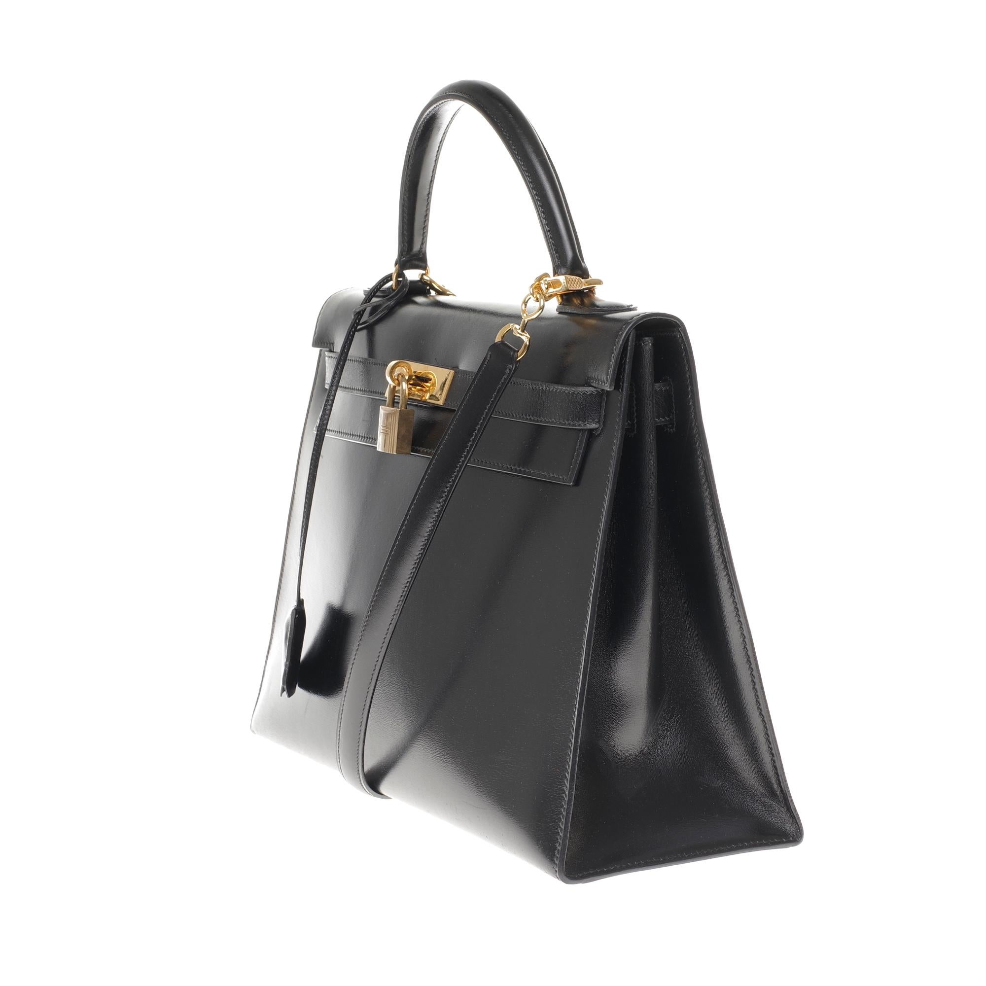 Black Hermès Kelly 32cm sellier handbag with strap in black calfskin, gold hardware!