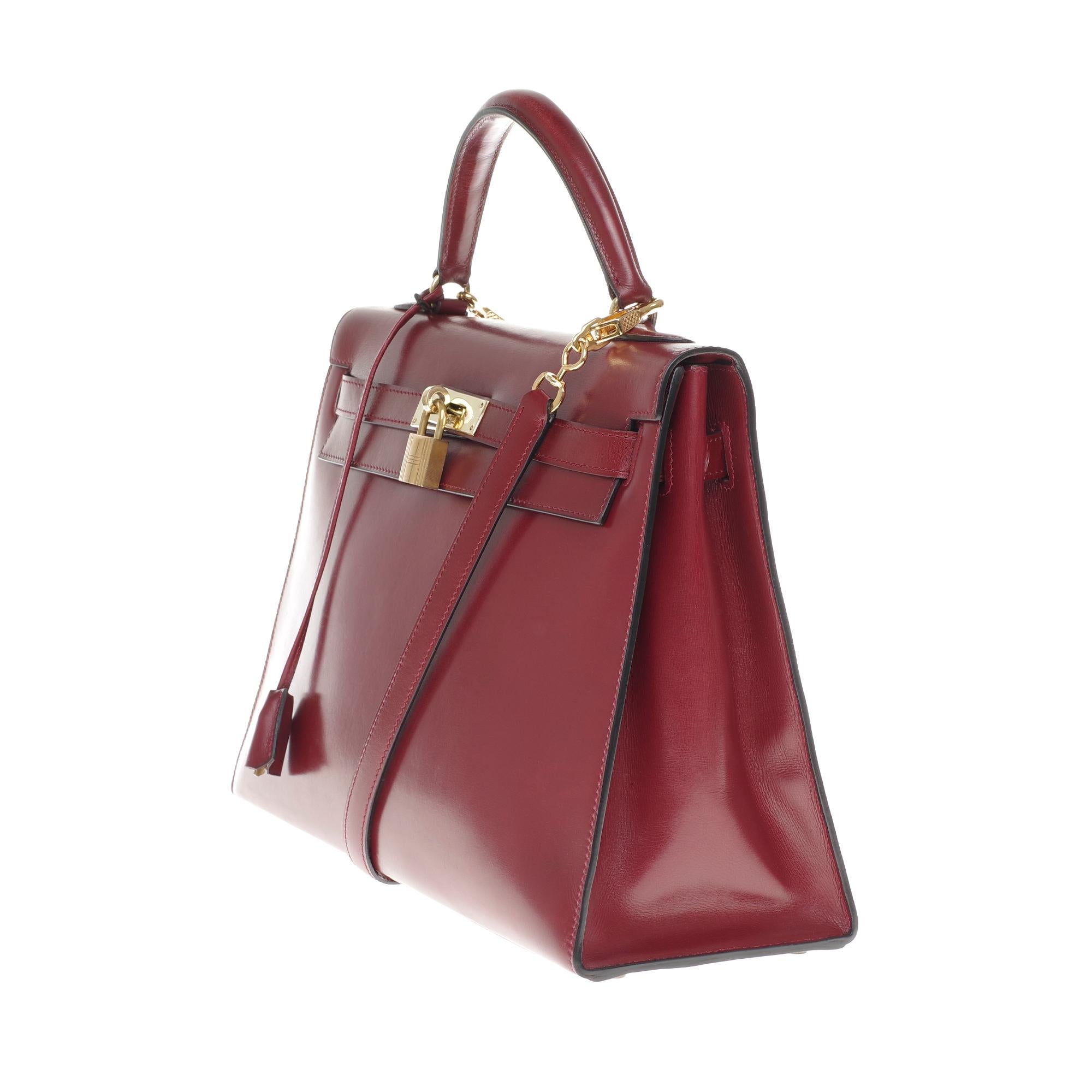 Hermès Kelly 32cm sellier handbag with strap in burgundy calfskin, gold hardware In Good Condition In Paris, IDF