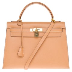 Hermès Kelly 32 cm Sellier-Handtasche mit Riemen aus goldfarbenem Courchevel-Leder:: GHW