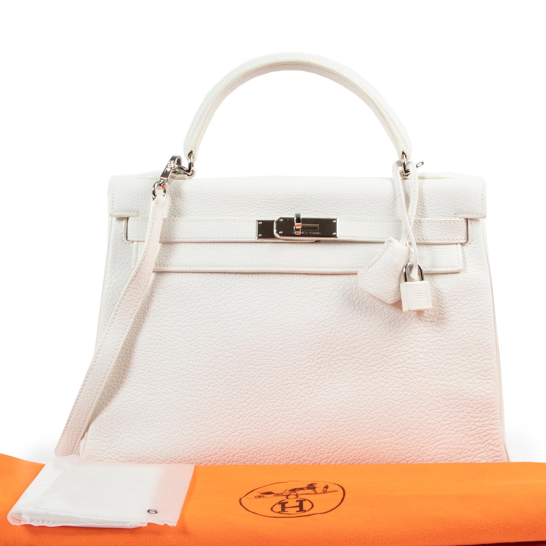 Hermès Kelly 32cm Wite/ Blanc PHW

The very rare Hermès Kelly stands for timeless luxury and elegance, made popular by Princess Grace Kelly. 
This Kelly comes in the most-wanted 32cm size and in luxurious white leather, finished with palladium-toned