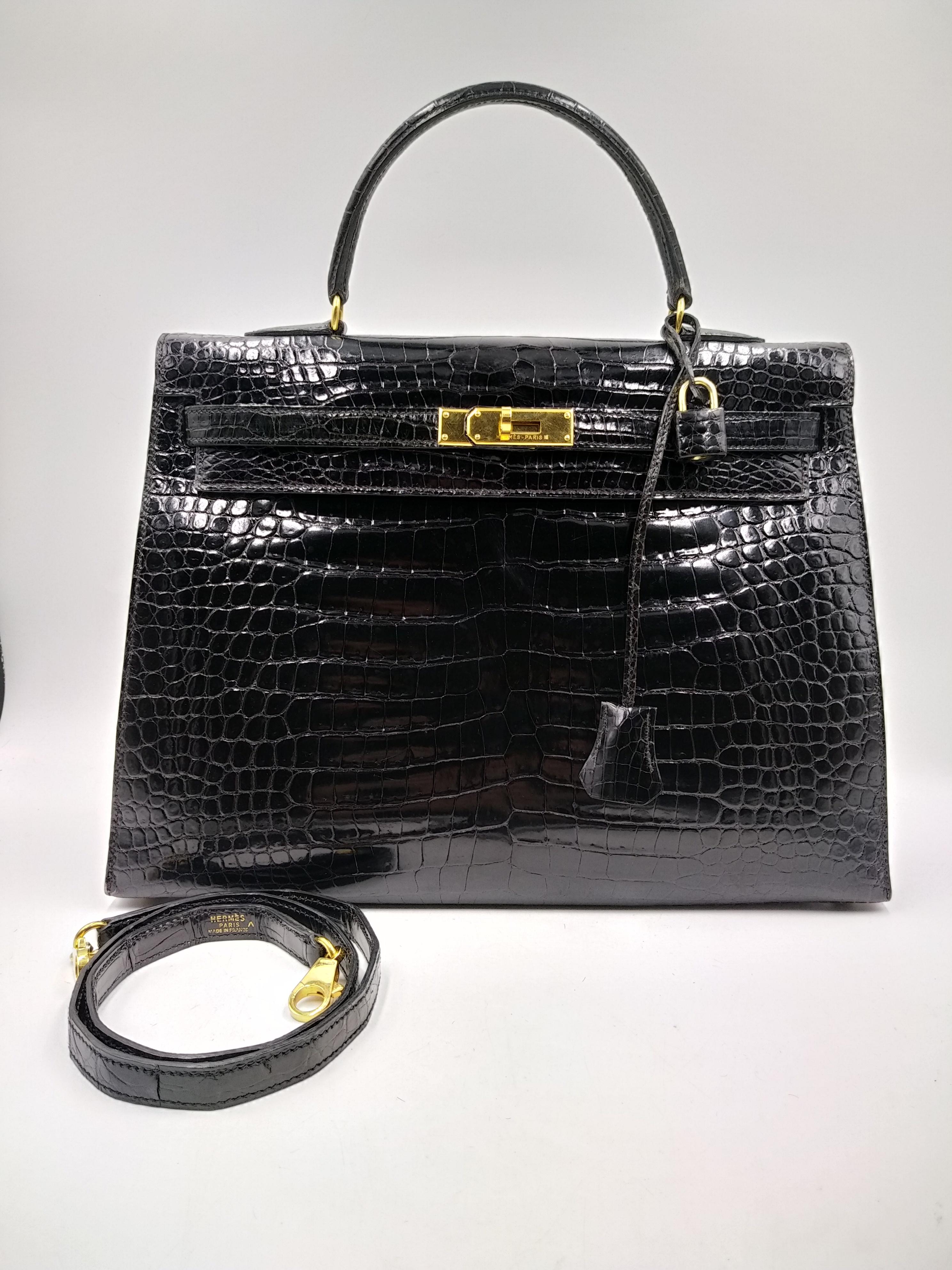 Hermès Kelly 35 Black Crocodile 1997
-100% authentic Hermès
- crocodile leather with gold-toned hardware
- zip pocket and two slip pockets
- keyholder and padlock
- interior in black leather
- additional Strap
- dustbag
- CITES INCLUDED