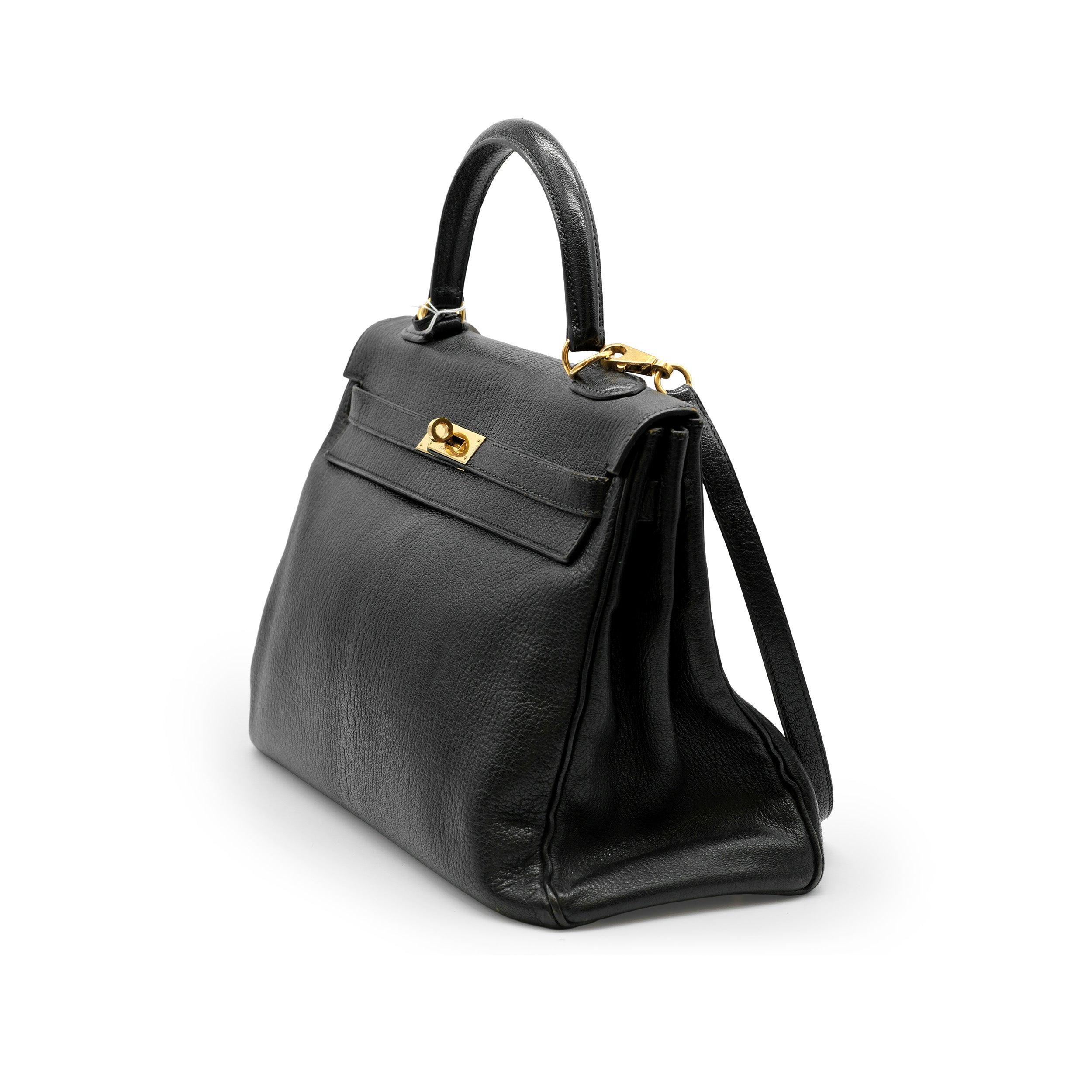 Hermès Kelly 35 bag in black leather with gold hardware. Lined in black leather, it has a zipped pocket on the back and a divided patch pocket on the front.
 Remarks: It shows slight signs of wear to the frames and scratches to the hardware. 
