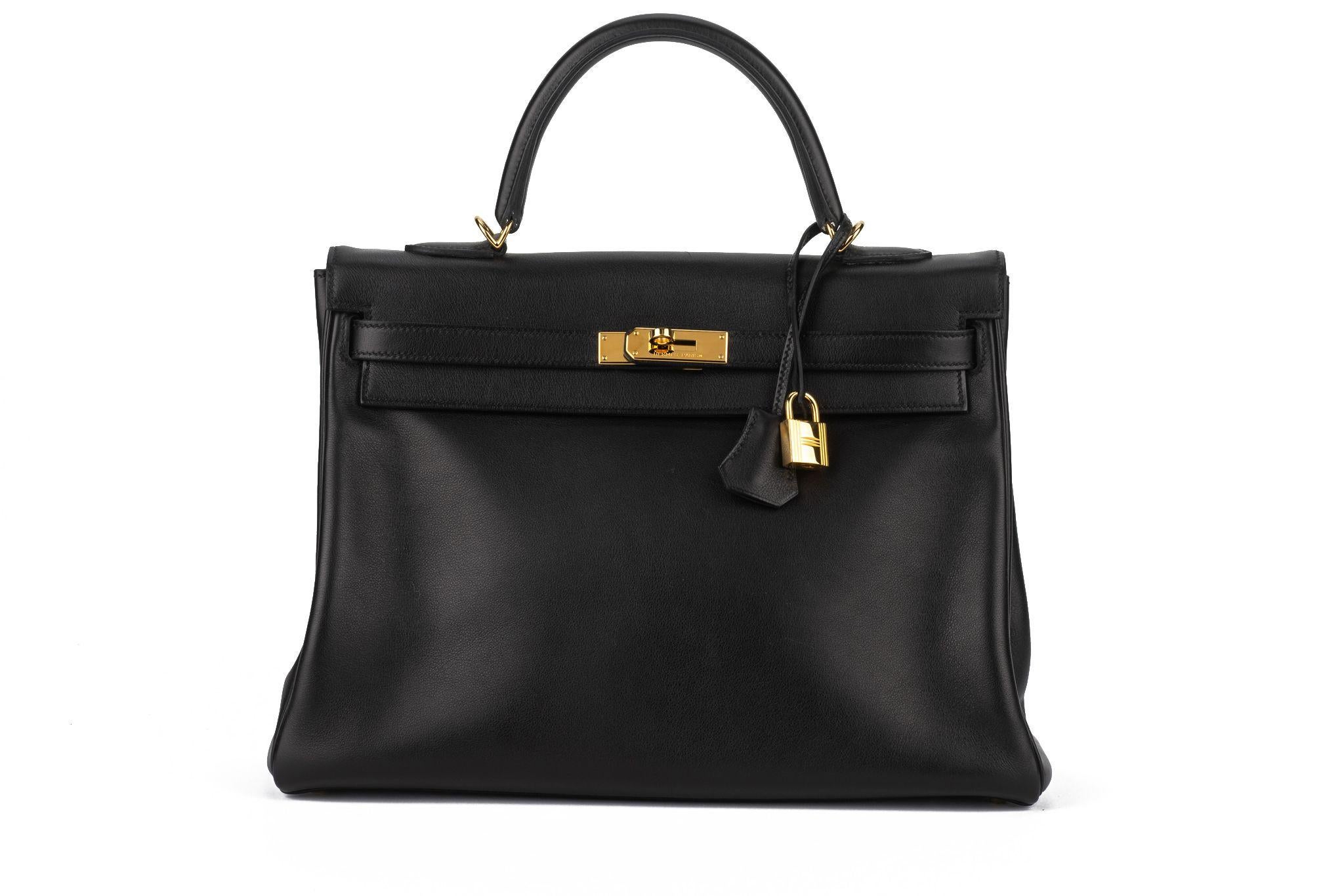 Hermès 35cm Kelly Retourne bag in black swift leather and gold tone hardware. Handle drop, 3.5