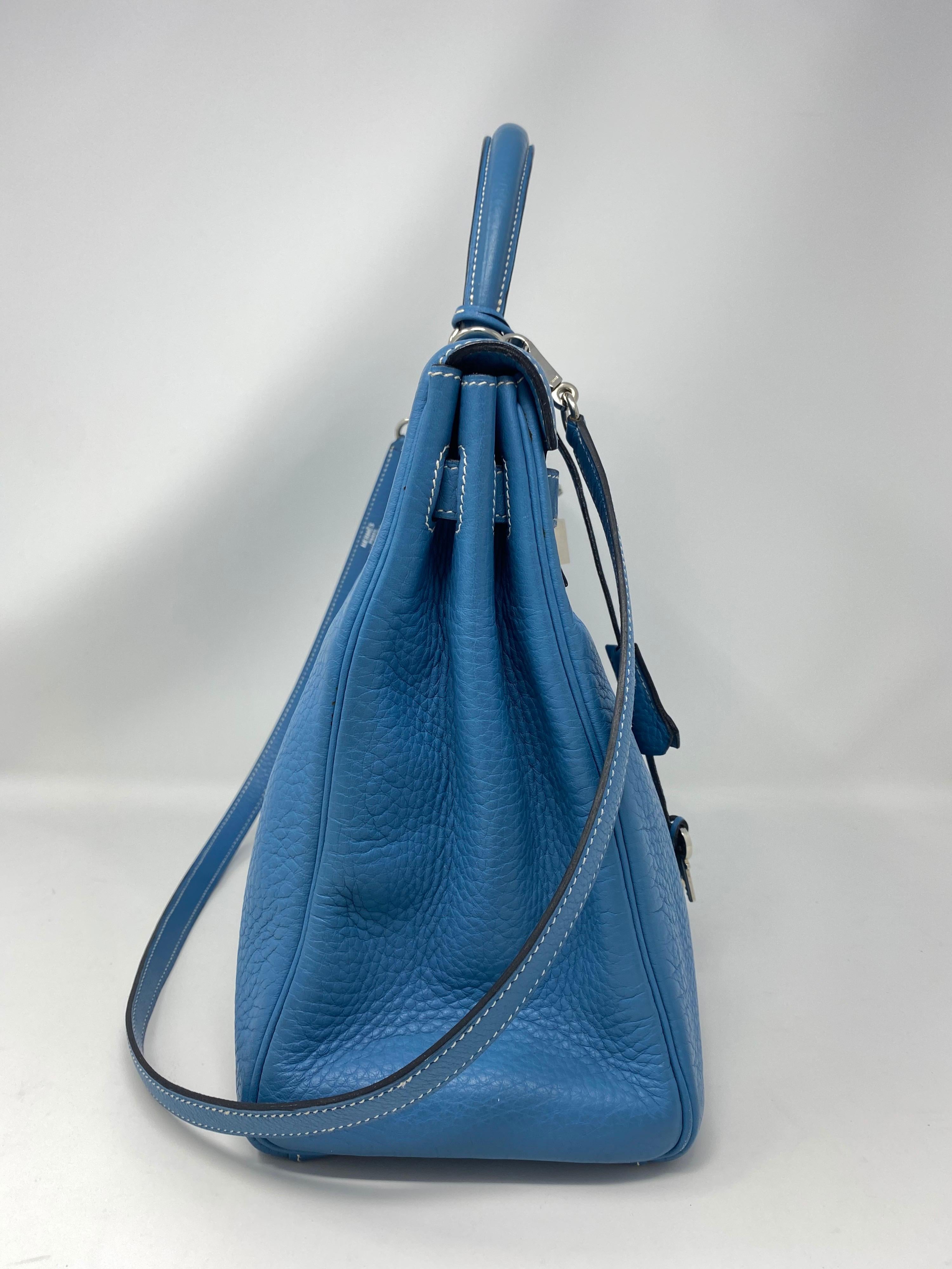 Hermes Blue Jean Kelly 35. Palladium-Beschläge in ausgezeichnetem Zustand. Kelly Bag mit Riemen. Preislich zu verkaufen. Klassische Hermes-Farbe. Garantiert echt.