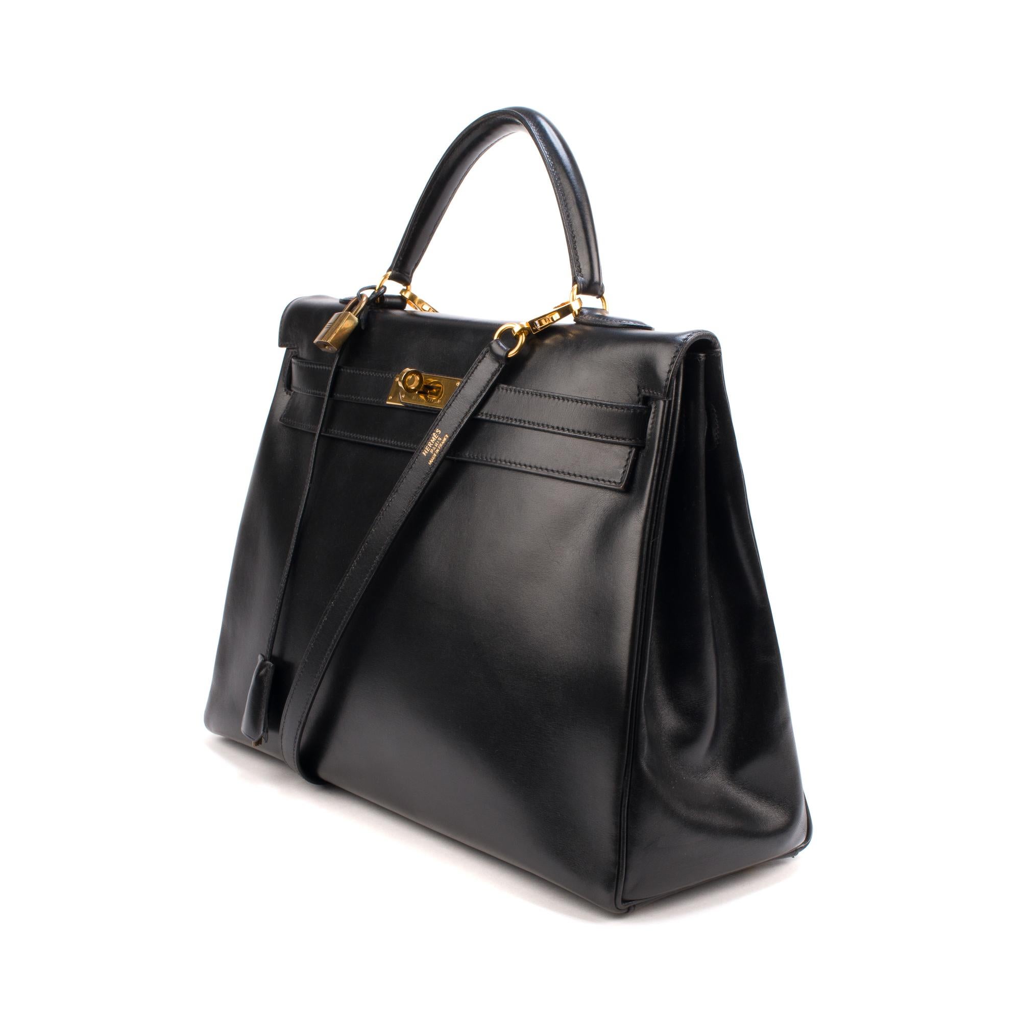 Elegant Hermes Kelly 35 cm handbag in black box leather, gold metal trim, black leather handle, detachable shoulder strap in black leather for hand or shoulder carry.

Flap closure.
Inner lining in black leather, a zipped pocket, a double patch