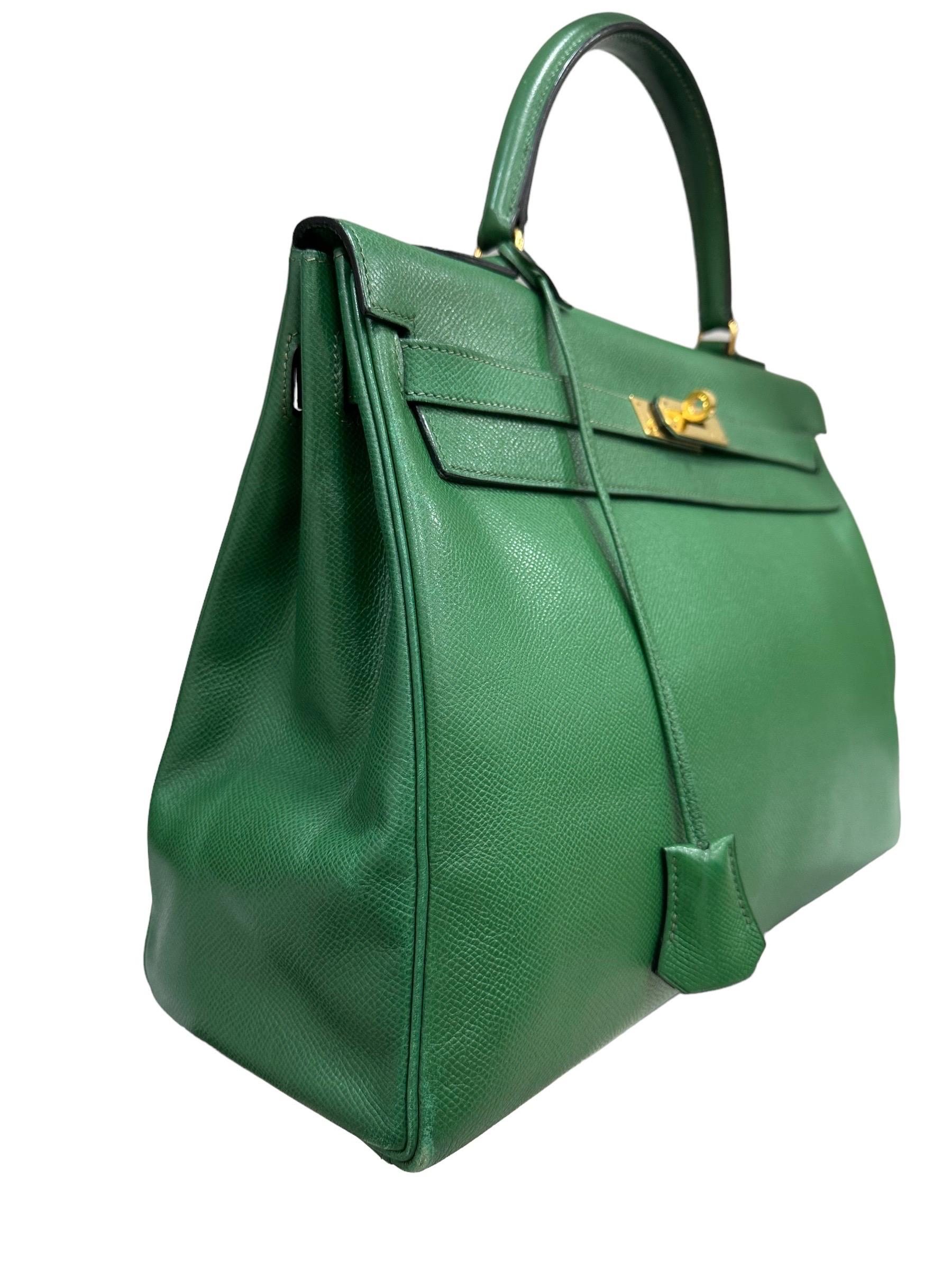 Signed bag Hermès, Kelly model, size 35, made of epsom leather vert color bengale with golden hardware. Equipped with a central leather handle for a hand flow, and a removable shoulder strap in thin leather. Equipped with a flap with interlocking