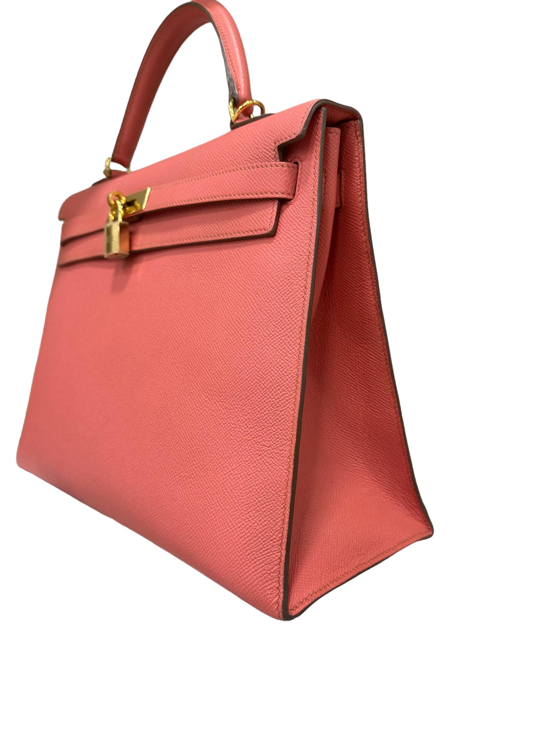 Bag by Hermès, Kelly model, size 35, made of rigid Epsom leather, in Jaipur pink colour. Equipped with a flap with interlocking closure with horizontal band, padlock and keys. Equipped with a central handle for hand carrying and a removable shoulder