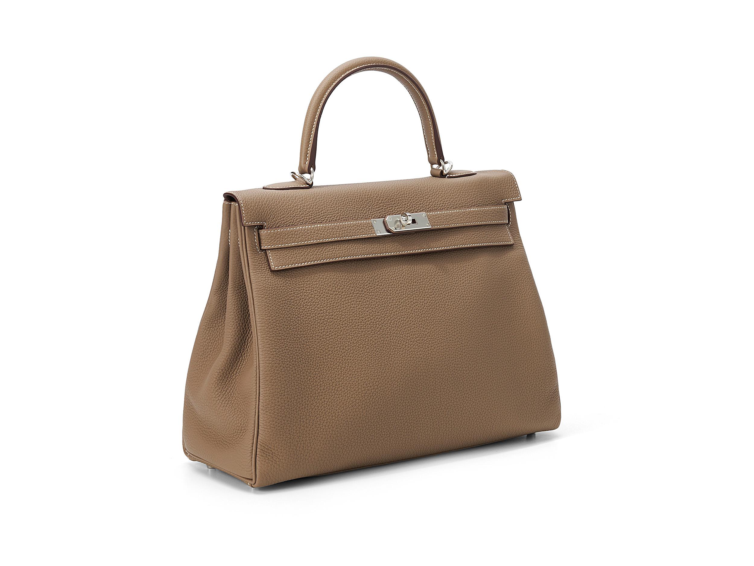 Hermès Kelly 35 de cuero etoupe y togo con herrajes paladio. La bolsa no se ha usado y se entrega completa, pero sin el recibo original. 

Sello Y (2020) 

