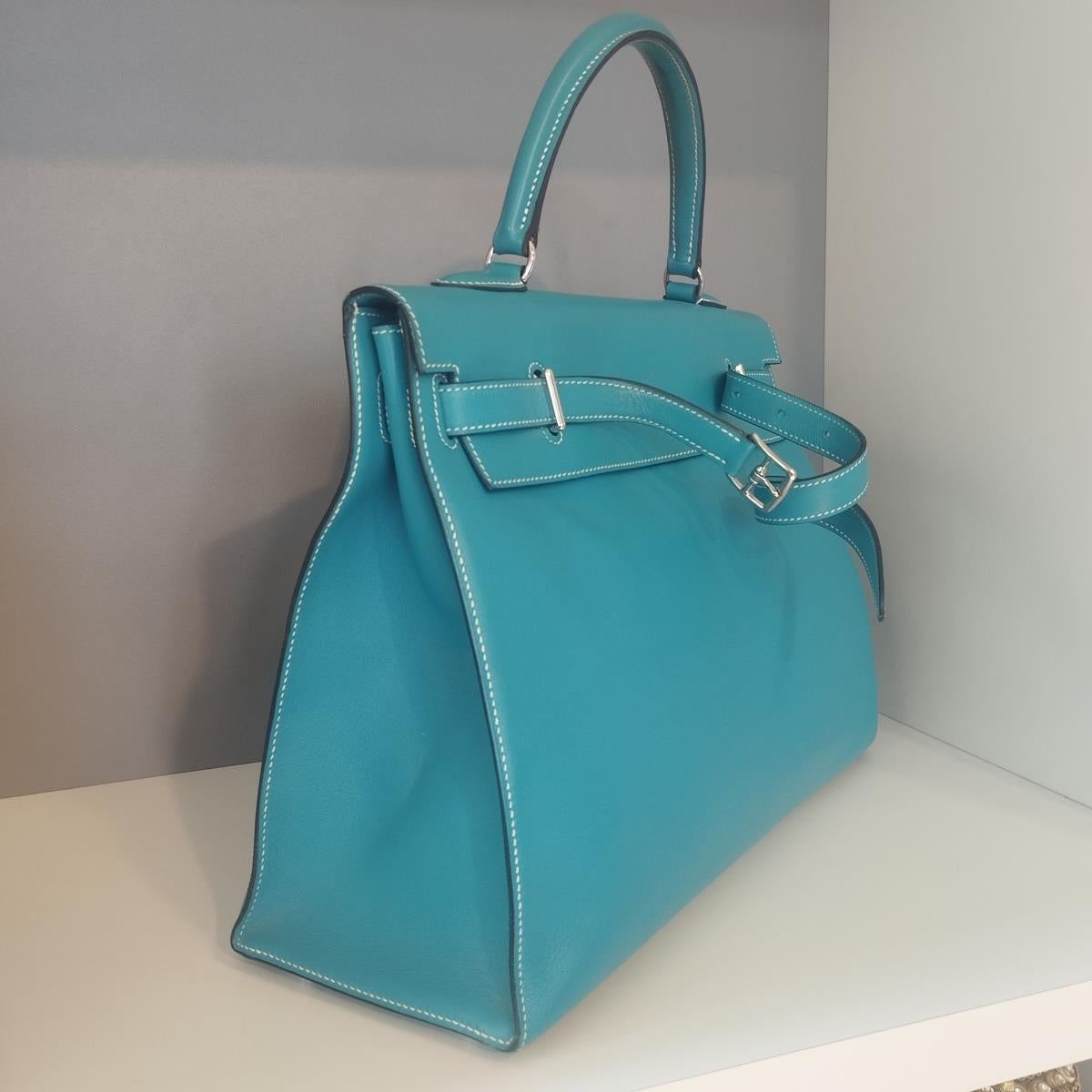 Amazing and iconic Kelly 35 Flat
Swift leather
Blue jeans color
Palladium hardware
Year 2006
