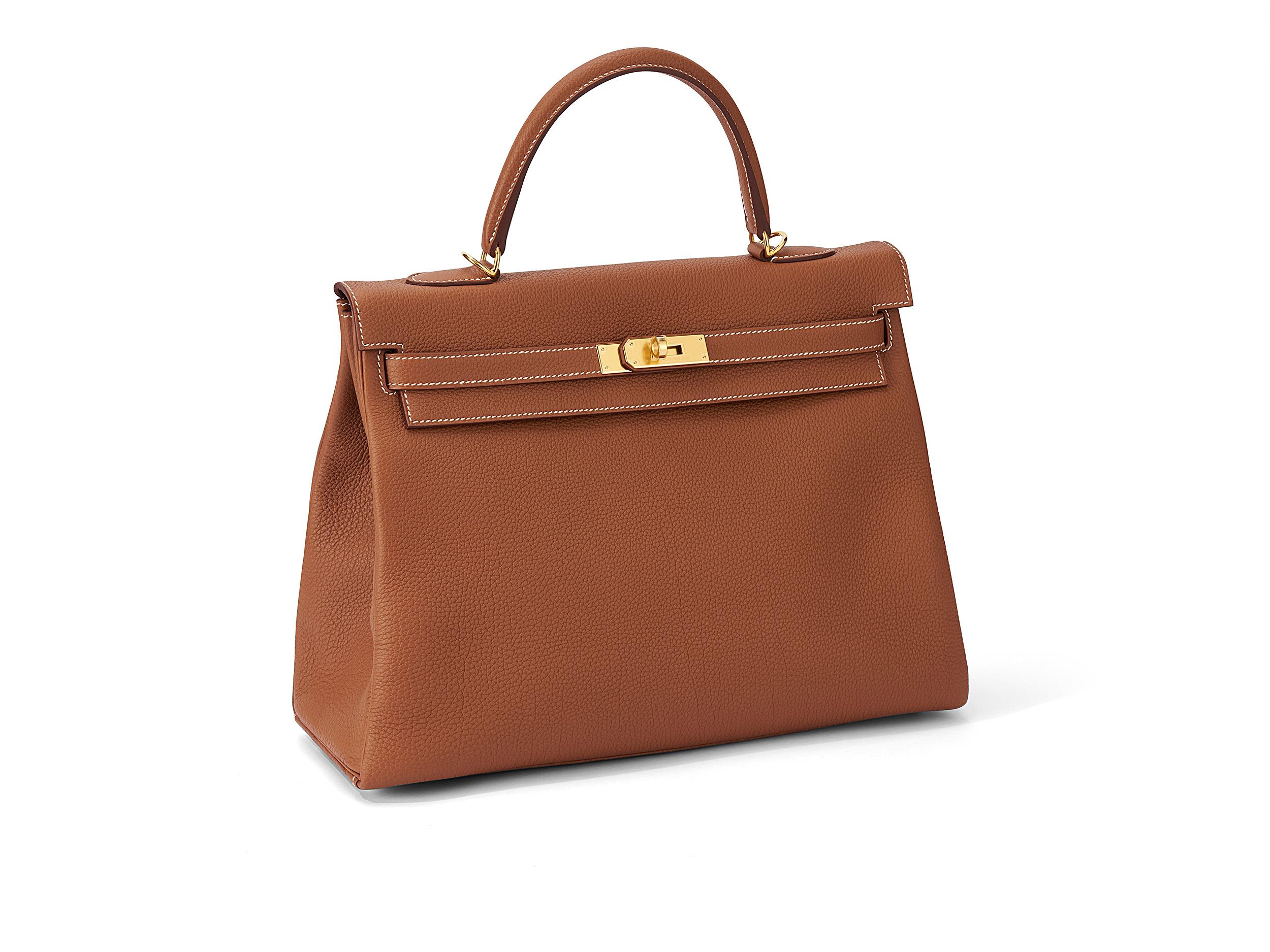 Hermès Kelly 35 aus goldenem und togolesischem Leder mit goldenen Beschlägen. Die Tasche ist ungetragen und kommt als komplettes Set mit dem Originalbeleg. 

Stempel Z (2021) 

