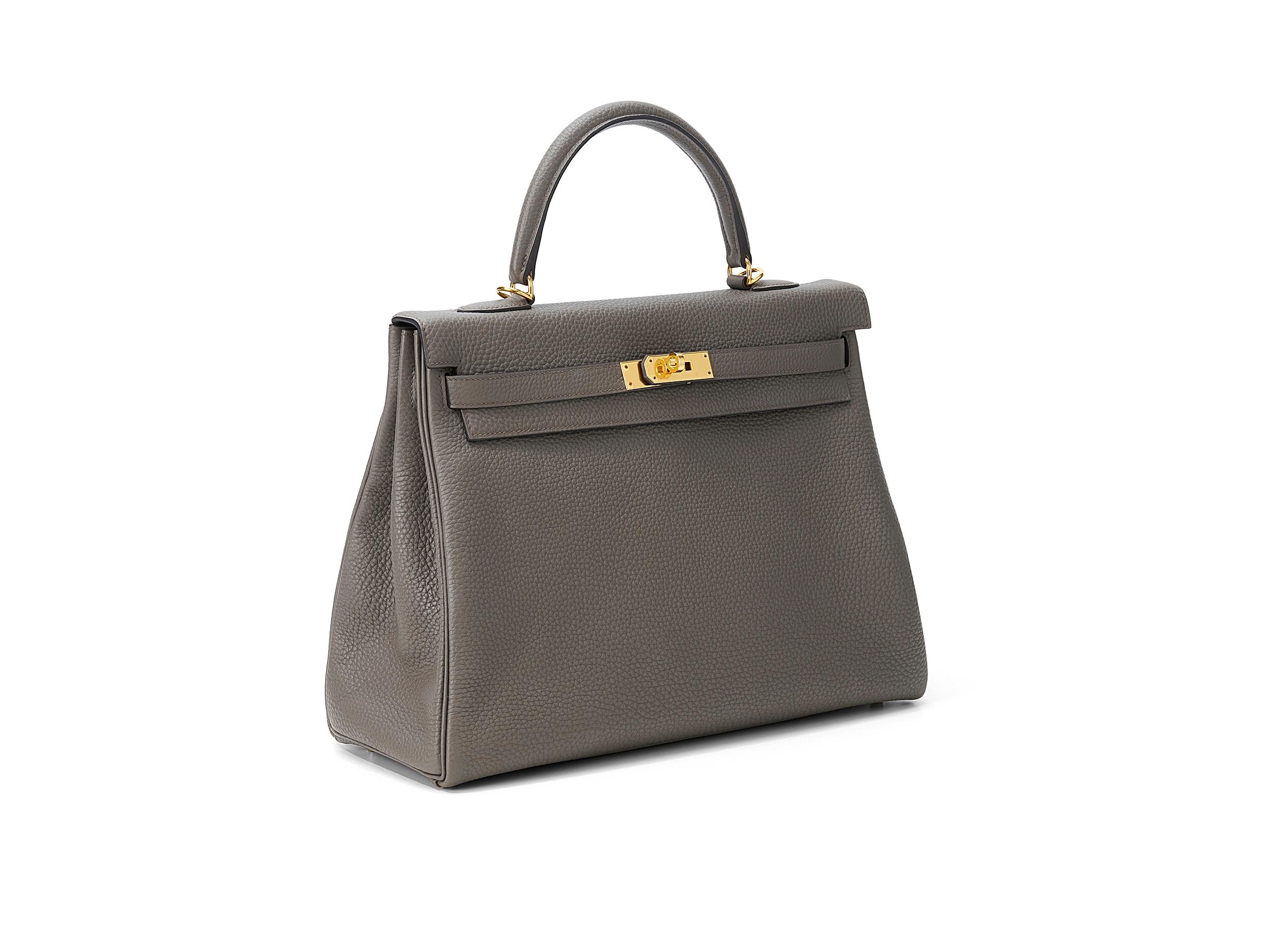 Kelly 35 d'Hermès en cuir gris et togo, orné de ferrures dorées. Le sac n'a pas été porté et est livré complet avec le ticket de caisse original.  
Timbre D (2019) 

