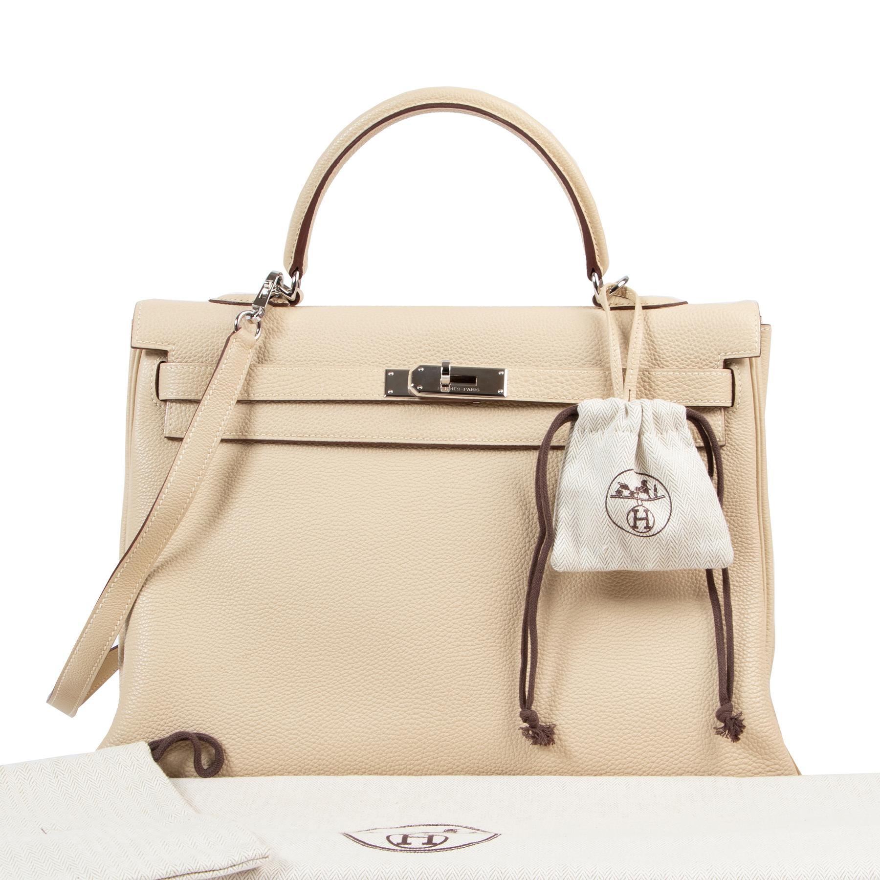 Hermes Kelly 35 Parchemin Togo PHW

What a stunning combination this Hermes Kelly in Timeless beige Parchemin color. 

Parchemin is a ladylike color. A light shade without the harshness of pure white, it works well all year round . This stylish and