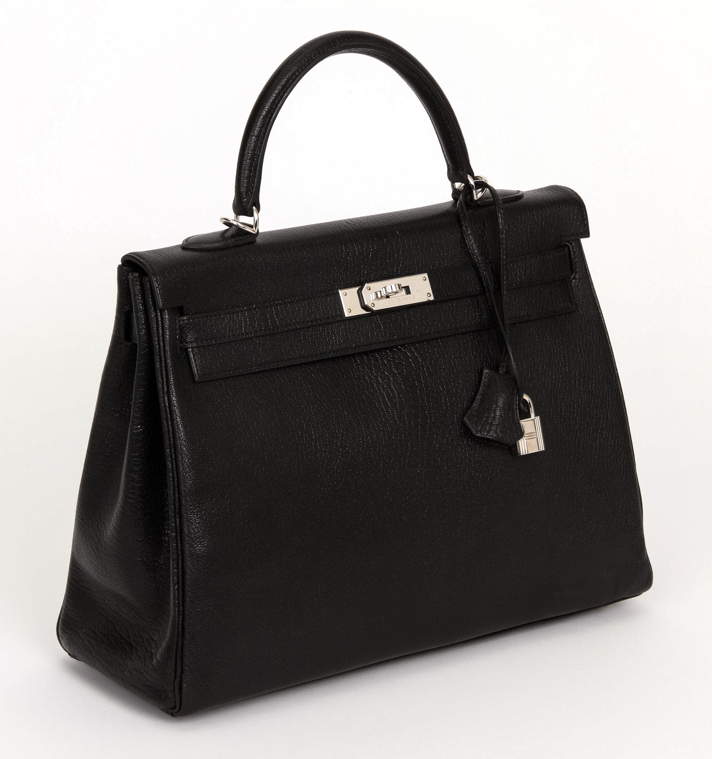 Hermès 35 cm black chevre mysore retourne Kelly bag with palladium hardware. Date stamp M in a square, 2009. Comes with: clochette, tirette, lock, 2 keys, detachable strap, original dust cover.