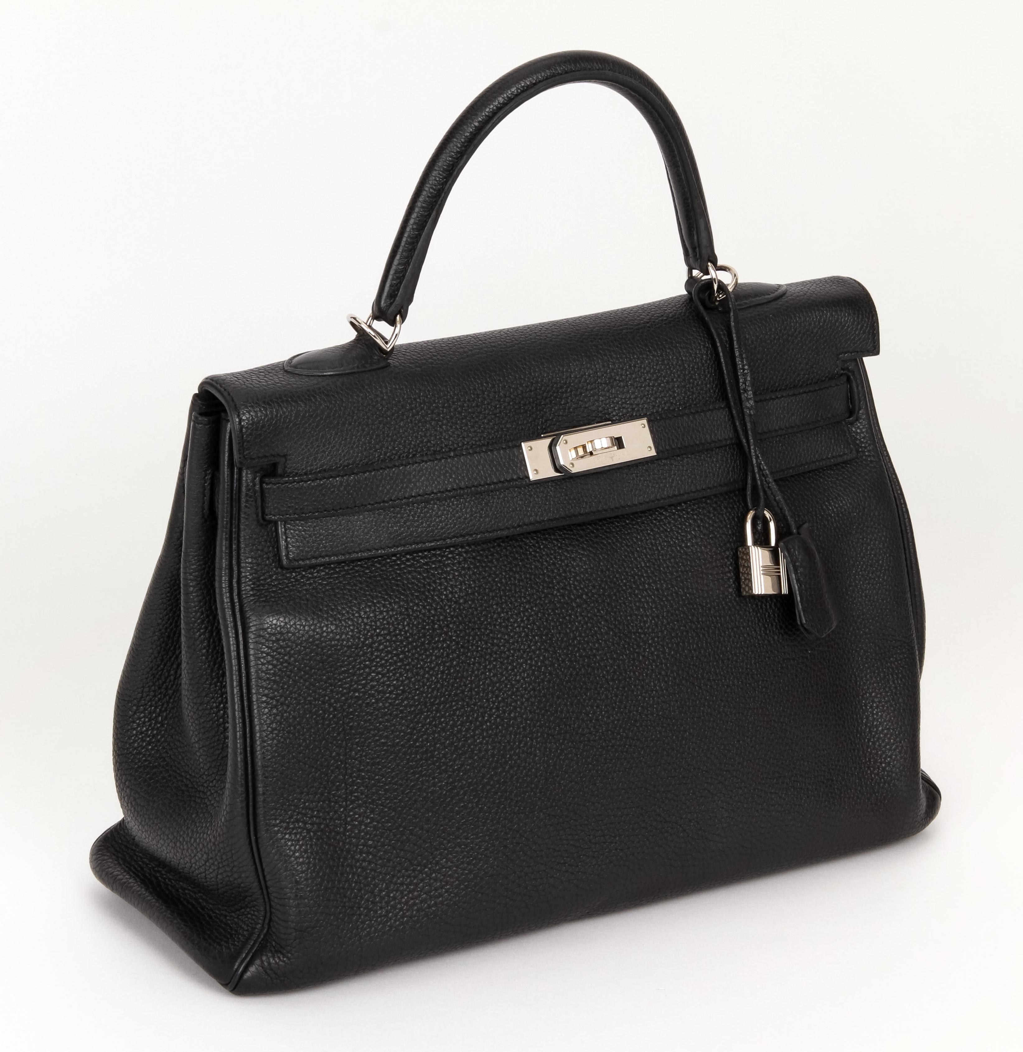 Hermès 35 cm black Togo Kelly bag with palladium hardware. Date stamp Q in a square, 2013. Comes with: clochette, tirette, lock, 2 keys, detachable strap, original box, generic dust cover.