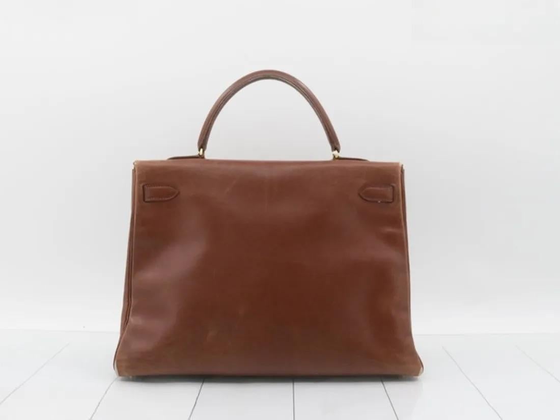 Hermes Kelly 35 Retourne Brown Box Calfskin Leather Gold Hardware In Fair Condition For Sale In AUBERVILLIERS, FR