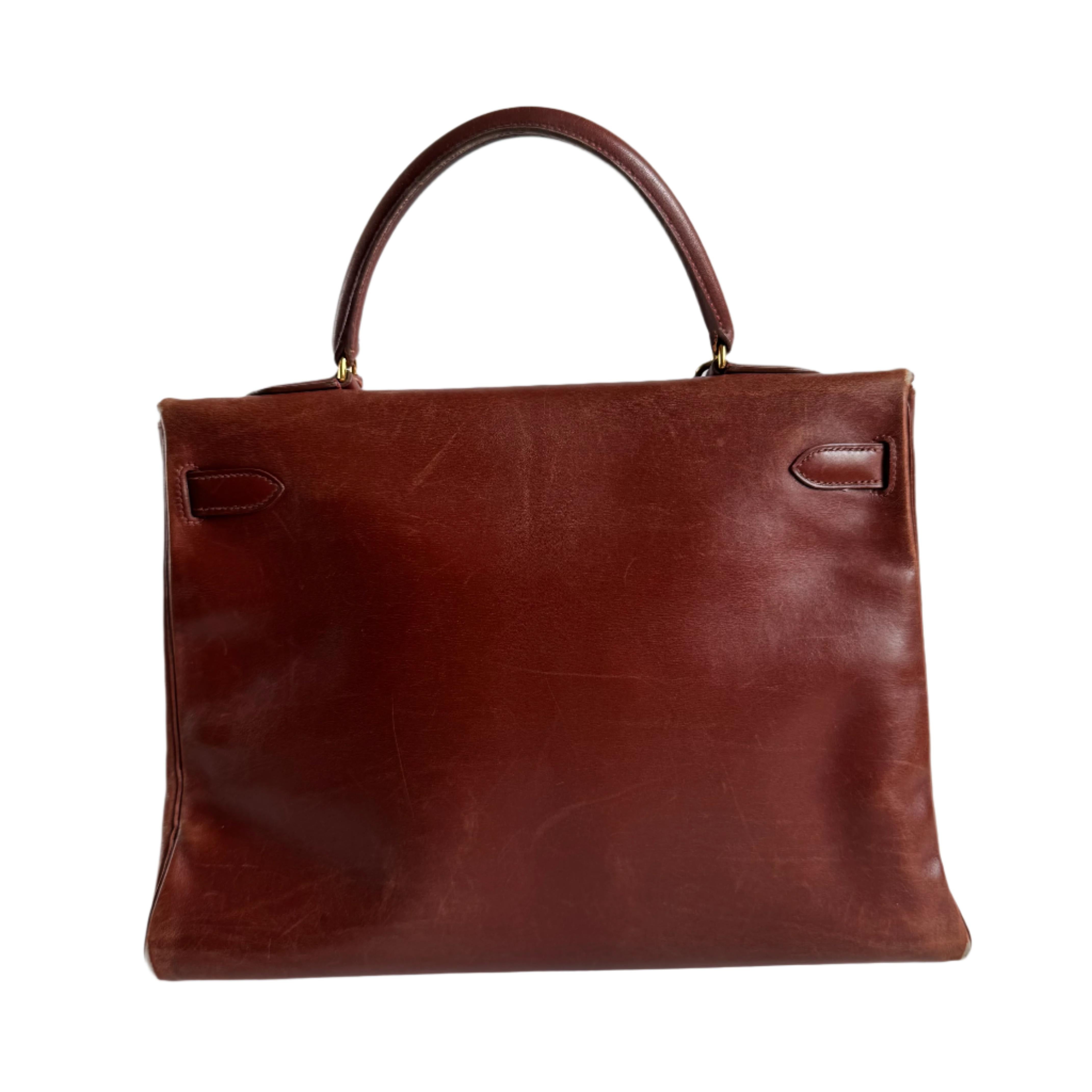 Hermes Kelly 35 Retourne Scatola Marrone Pelle di Vitello Hardware Oro In condizioni discrete in vendita a AUBERVILLIERS, FR